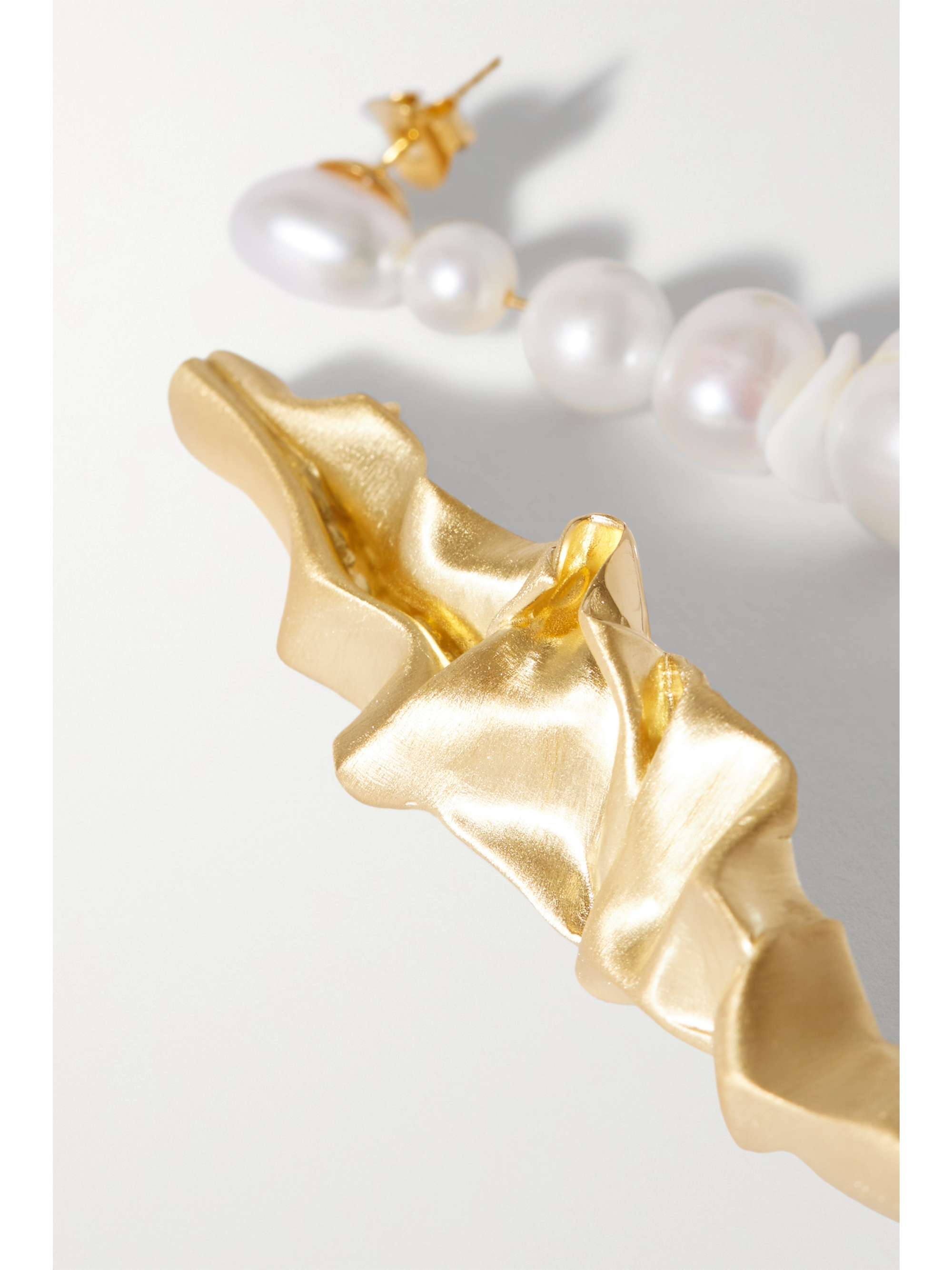 COMPLETEDWORKS Crumple Ohrringe mit aus Gold-Vermeil und Perlen mit Keramikdetails
