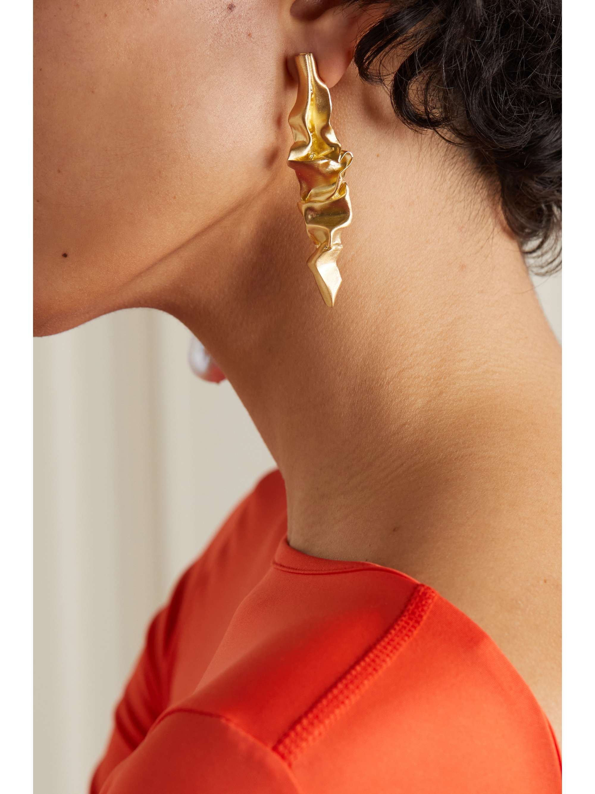 COMPLETEDWORKS Crumple Ohrringe mit aus Gold-Vermeil und Perlen mit Keramikdetails