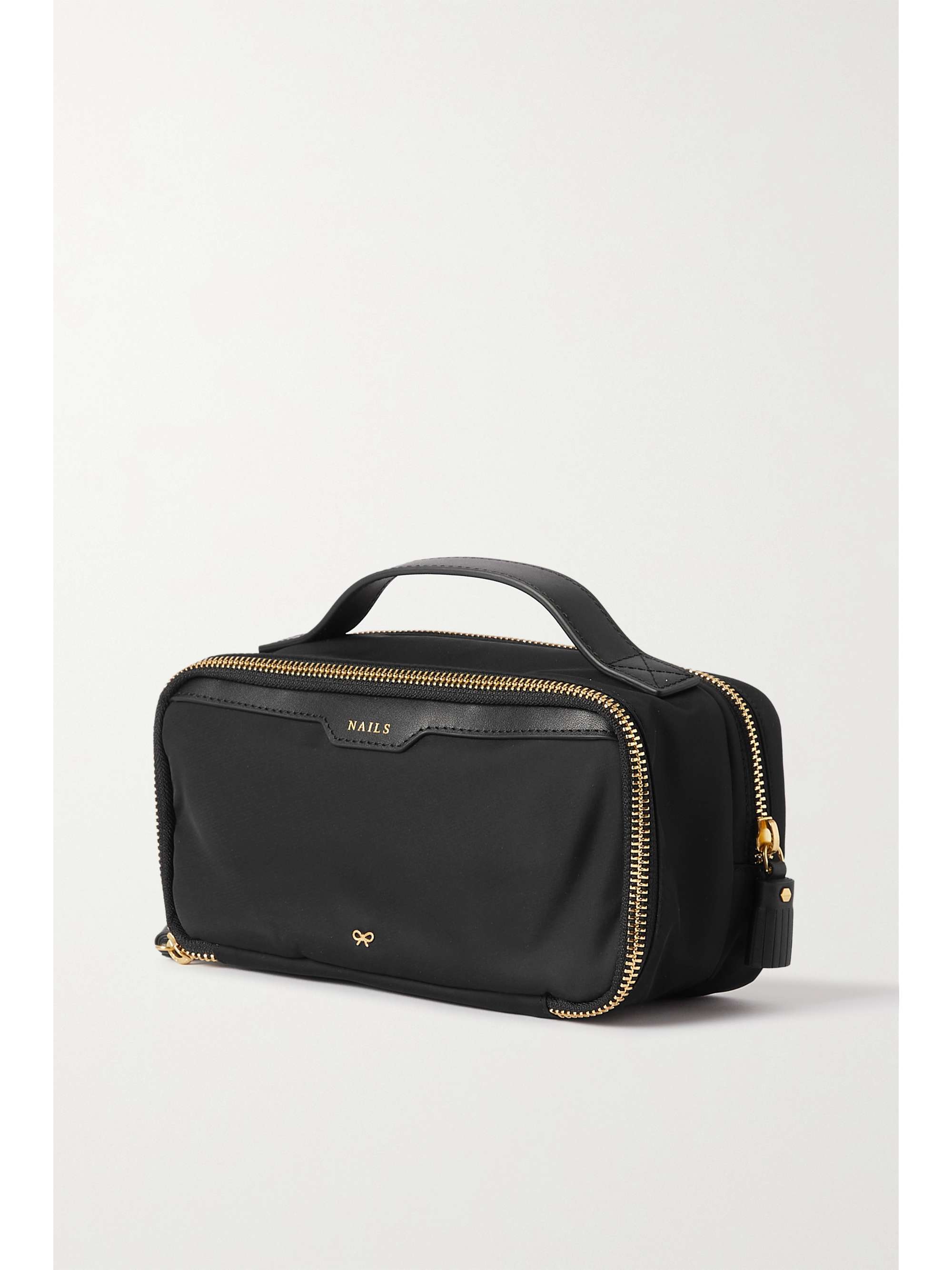ANYA HINDMARCH + NET SUSTAIN Nails Kit Kosmetiketui aus recyceltem Nylon und PVC mit Lederbesätzen und Prägung