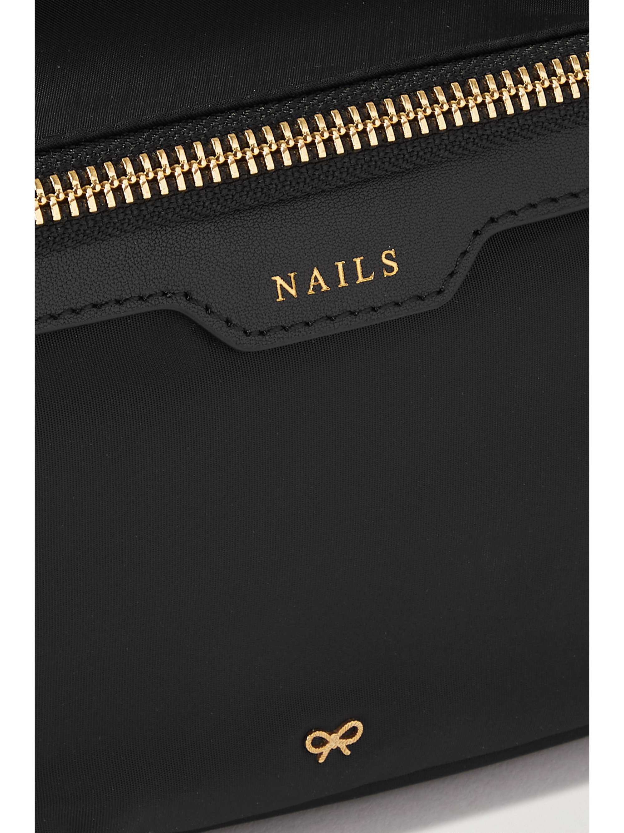 ANYA HINDMARCH + NET SUSTAIN Nails Kit Kosmetiketui aus recyceltem Nylon und PVC mit Lederbesätzen und Prägung
