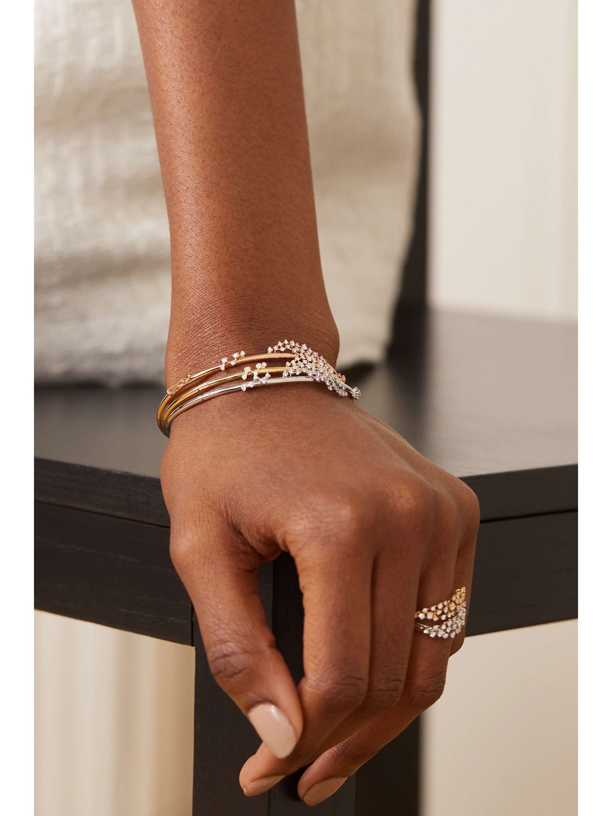 ANANYA Armreif aus 18 Karat Weißgold mit Saphiren und Diamanten