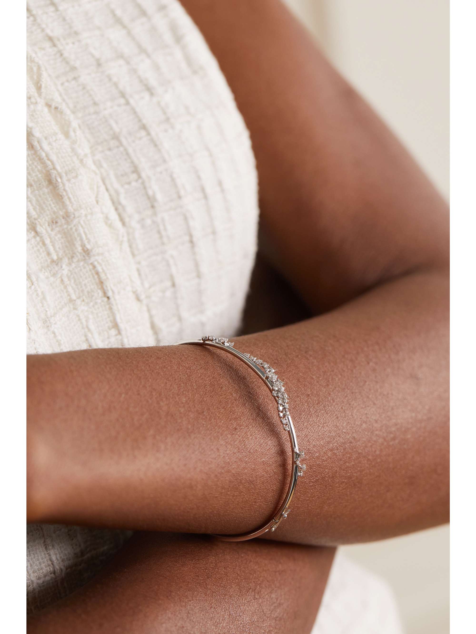 ANANYA Armreif aus 18 Karat Weißgold mit Saphiren und Diamanten