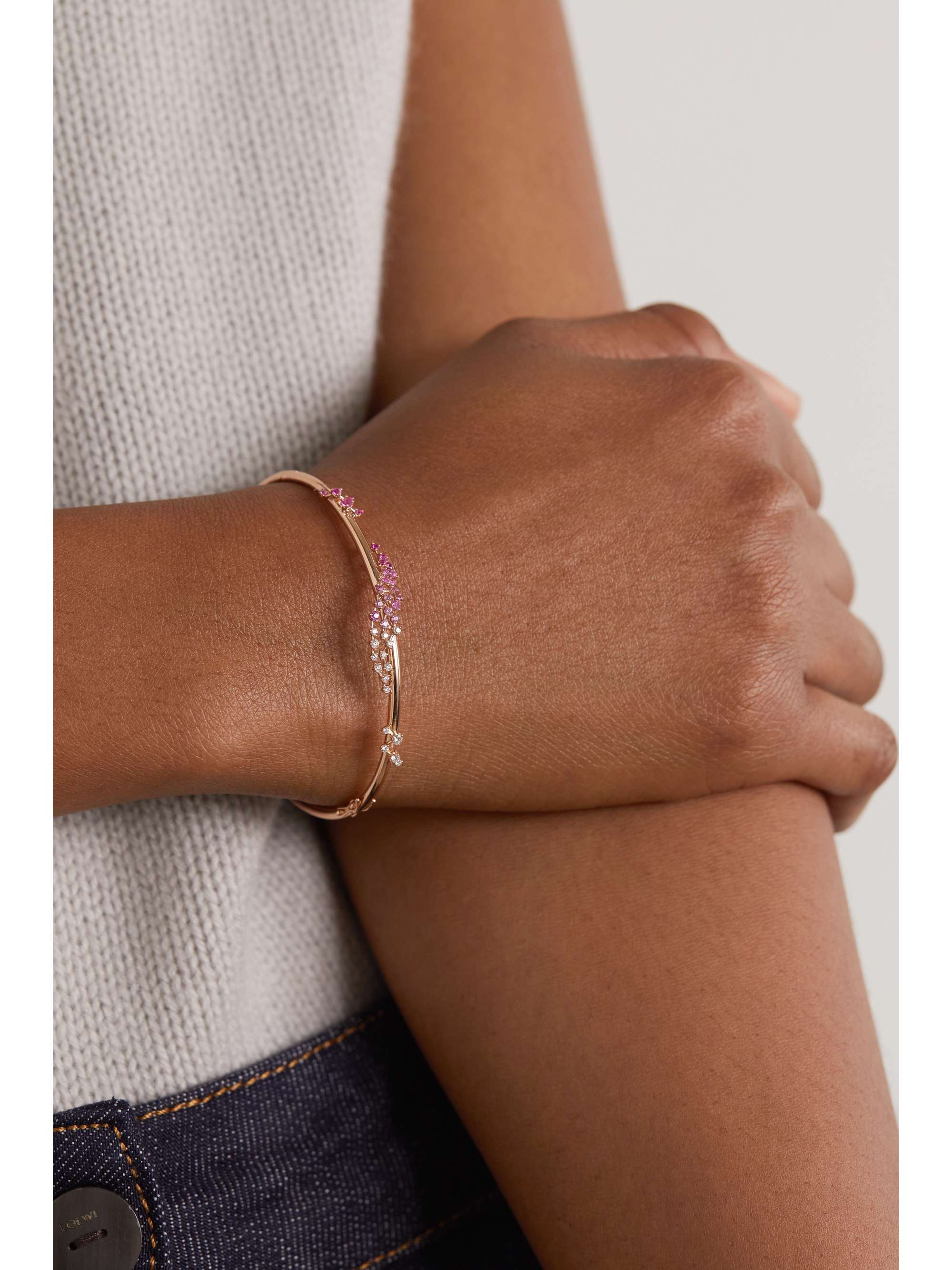 ANANYA Armreif aus 18 Karat Weißgold mit Saphiren und Diamanten