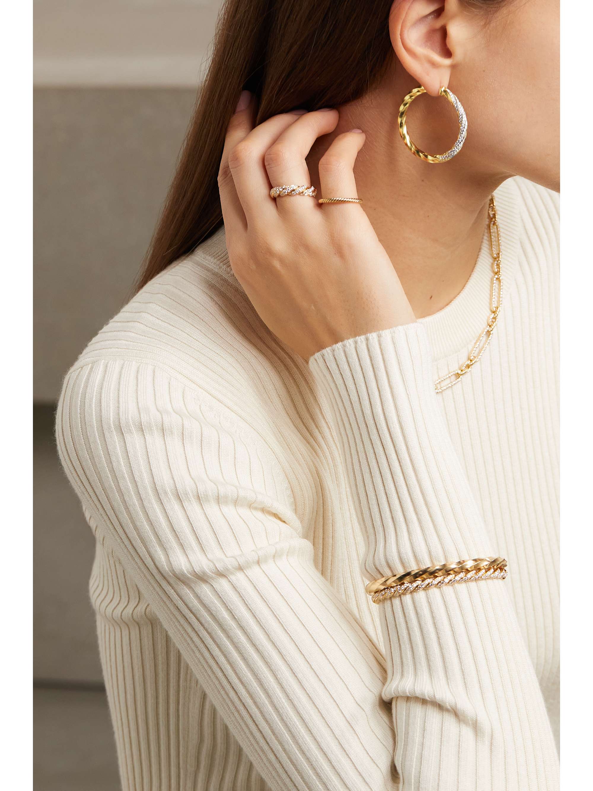 DAVID YURMAN أقراط دائرية Cable Edge من الذهب المُعاد تدويره عيار 18 قيراط والألماس