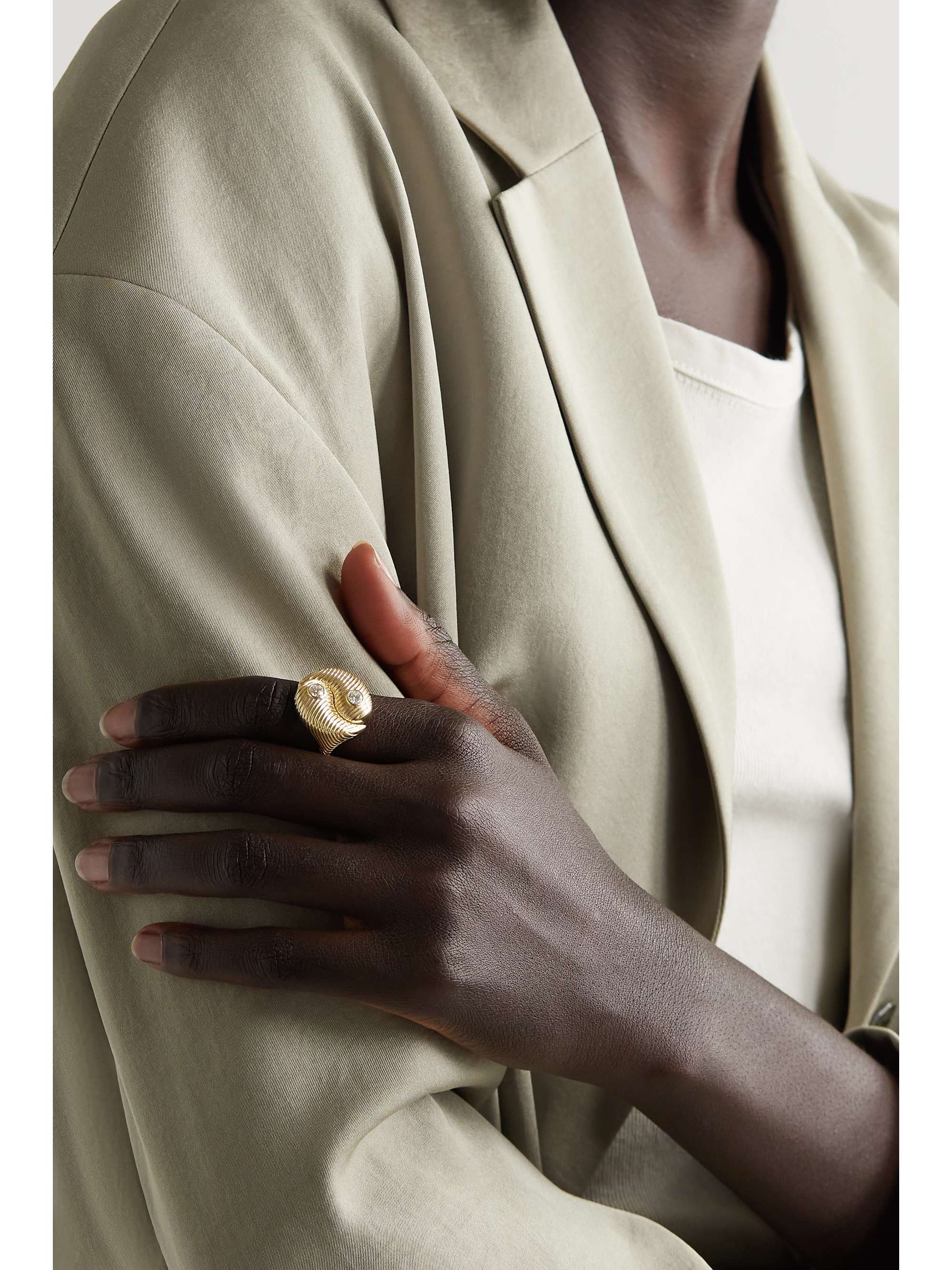 RETROUVAÍ Yin Yang Ring aus 14 Karat Gold mit Diamanten