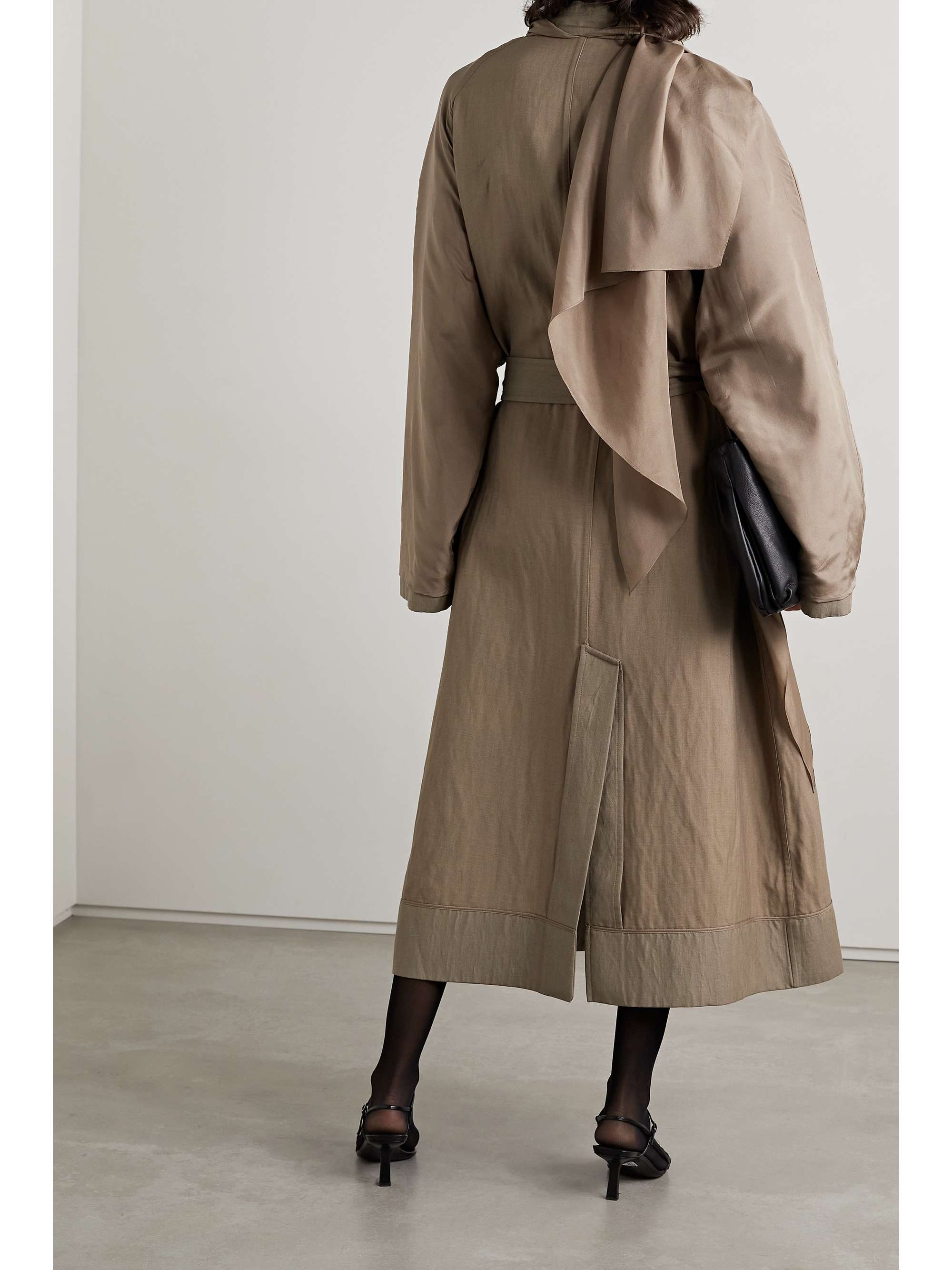 THE ROW Evia Mantel aus Seidensatin und Twill mit Gürtel