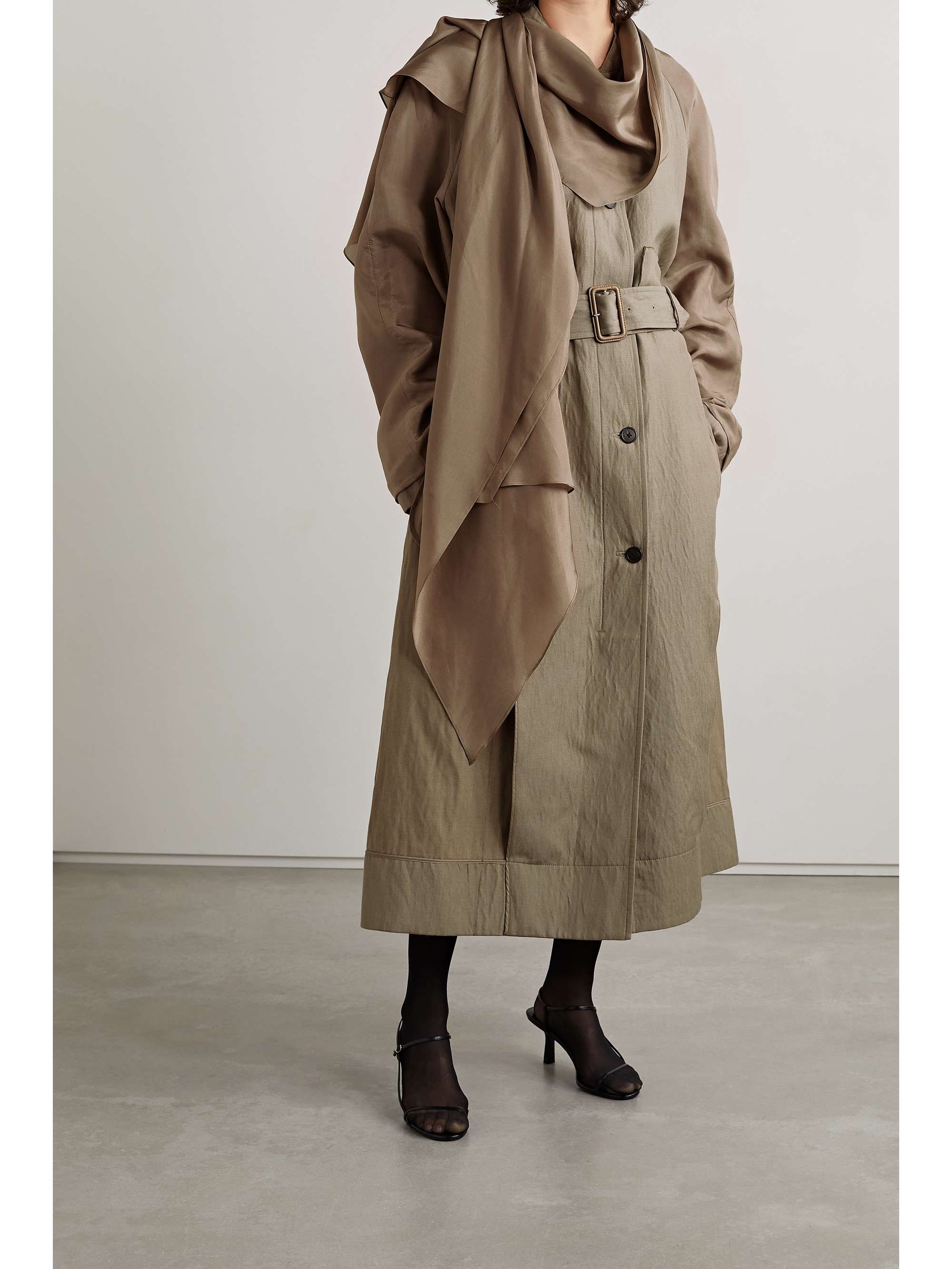 THE ROW Evia Mantel aus Seidensatin und Twill mit Gürtel