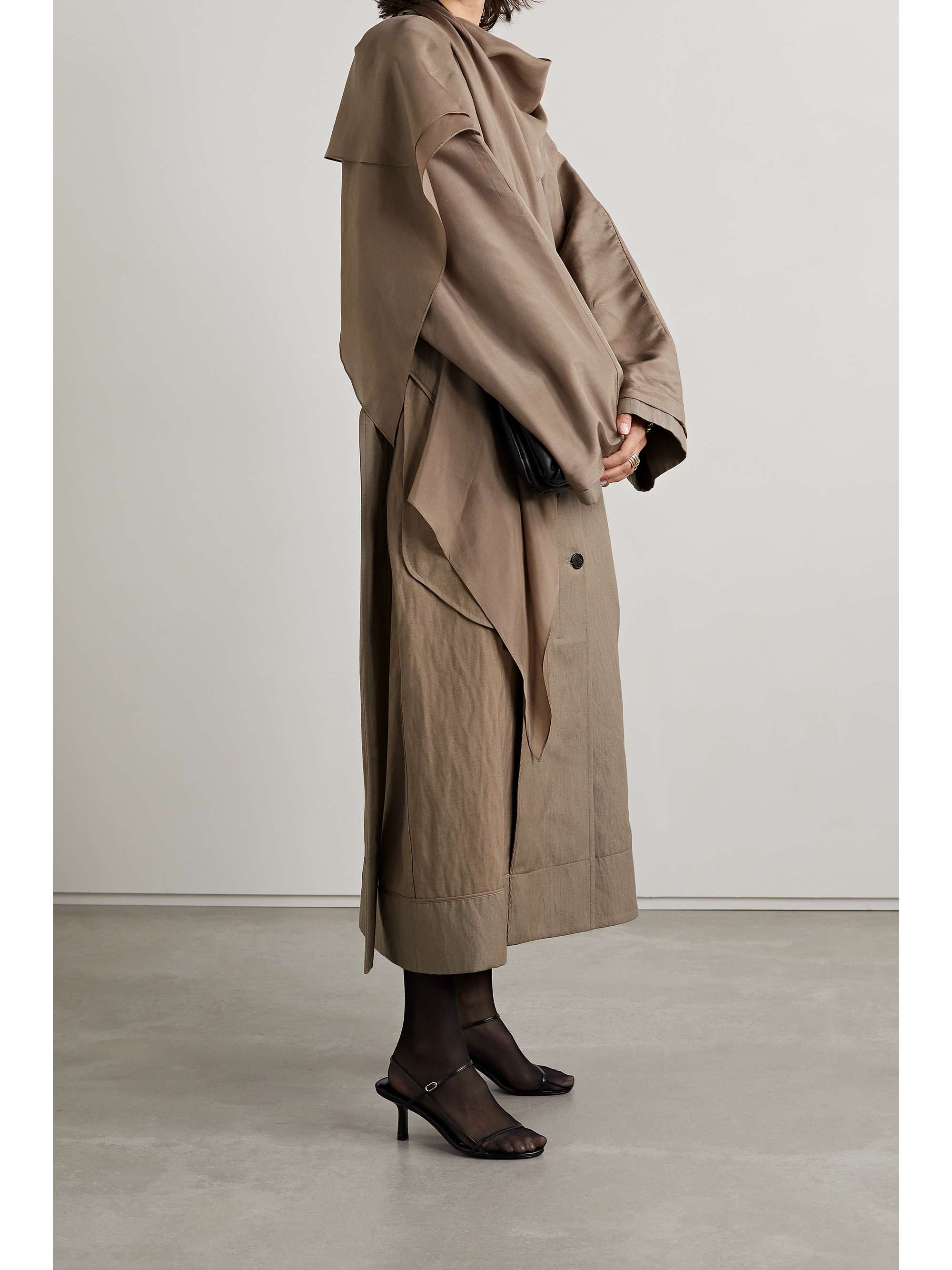 THE ROW Evia Mantel aus Seidensatin und Twill mit Gürtel