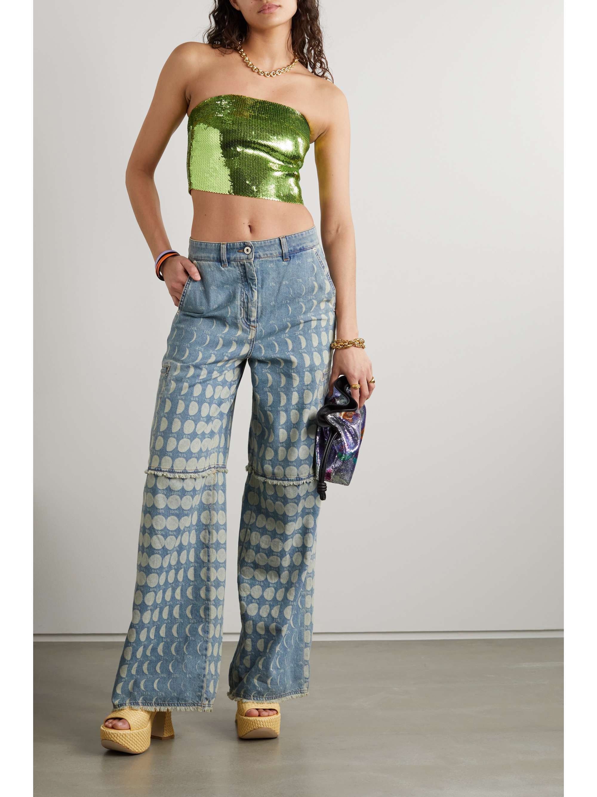 Áo ống sequin và quần denim Loewe