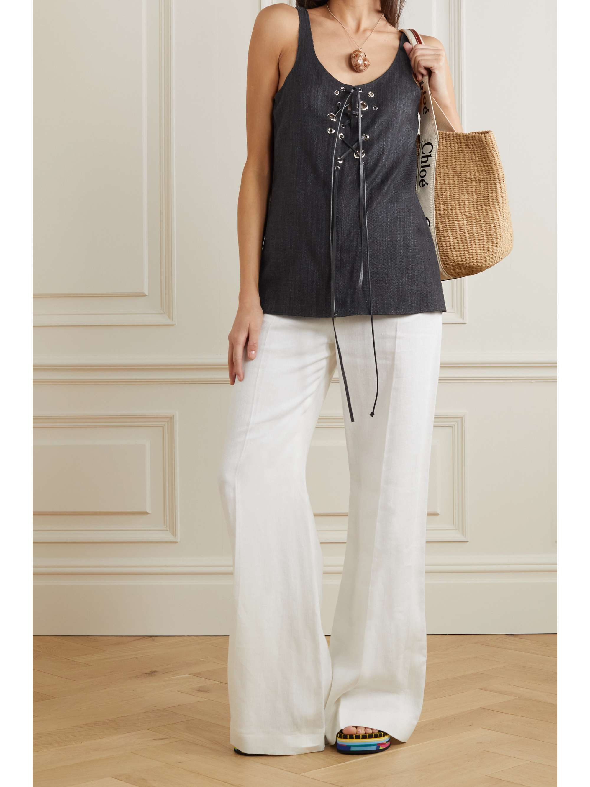 Áo và Quần, sandal và túi tote đều từ Chloé