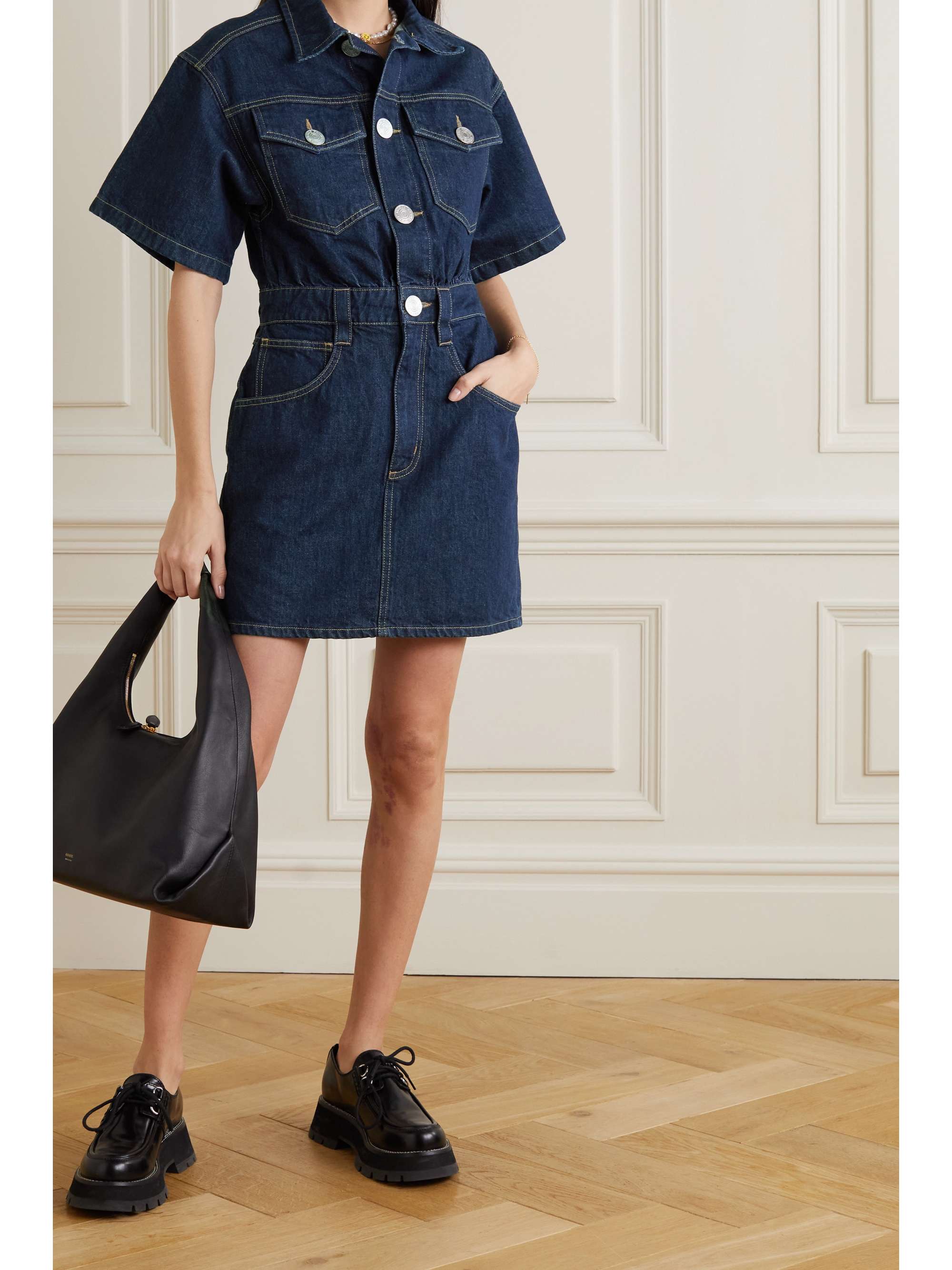 Váy FRAME. Túi Khaite và giày 3.1 Philip Lim