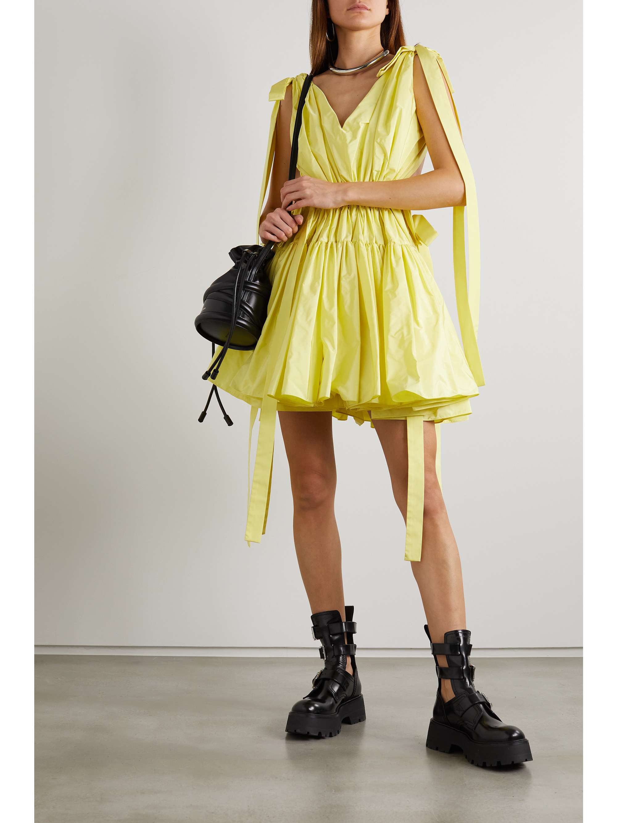 Váy mini cut-out của Alexander McQueen
