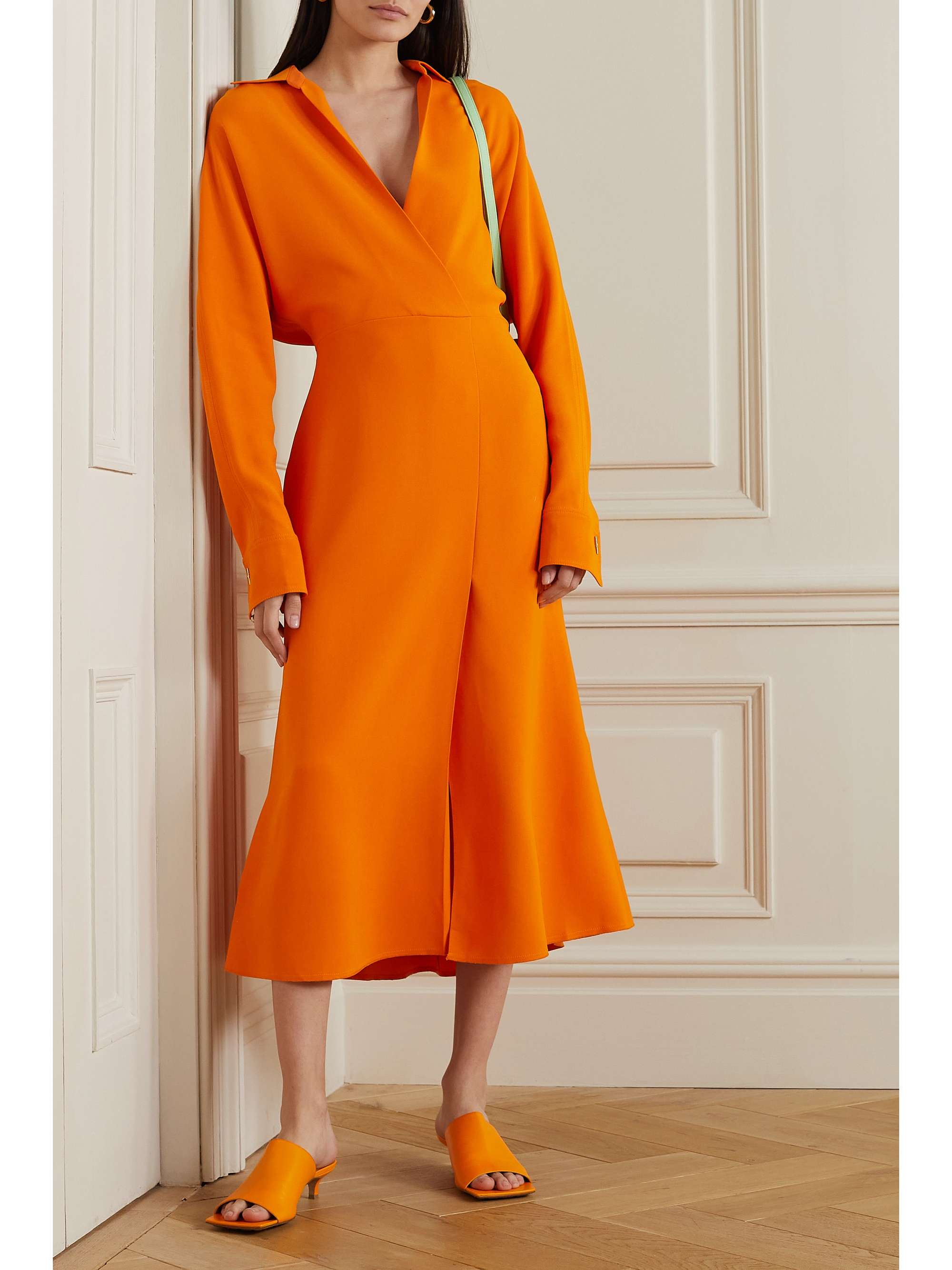 Váy midi của Victoria Beckham