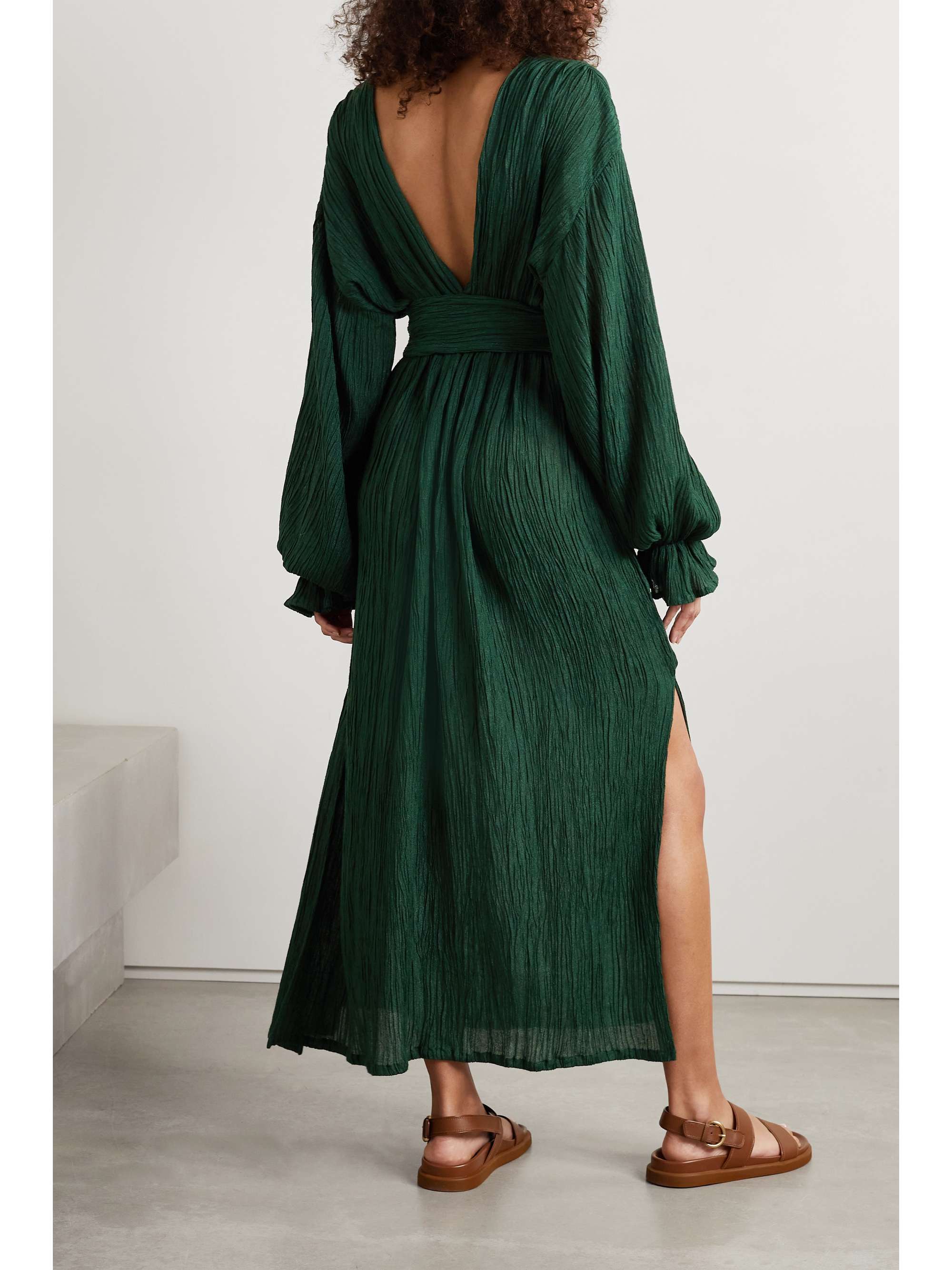 SAVANNAH MORROW + NET SUSTAIN Mahria Maxikleid aus einer Mischung aus Ahimsa-Seide und Bambus in Knitteroptik mit Bindegürtel