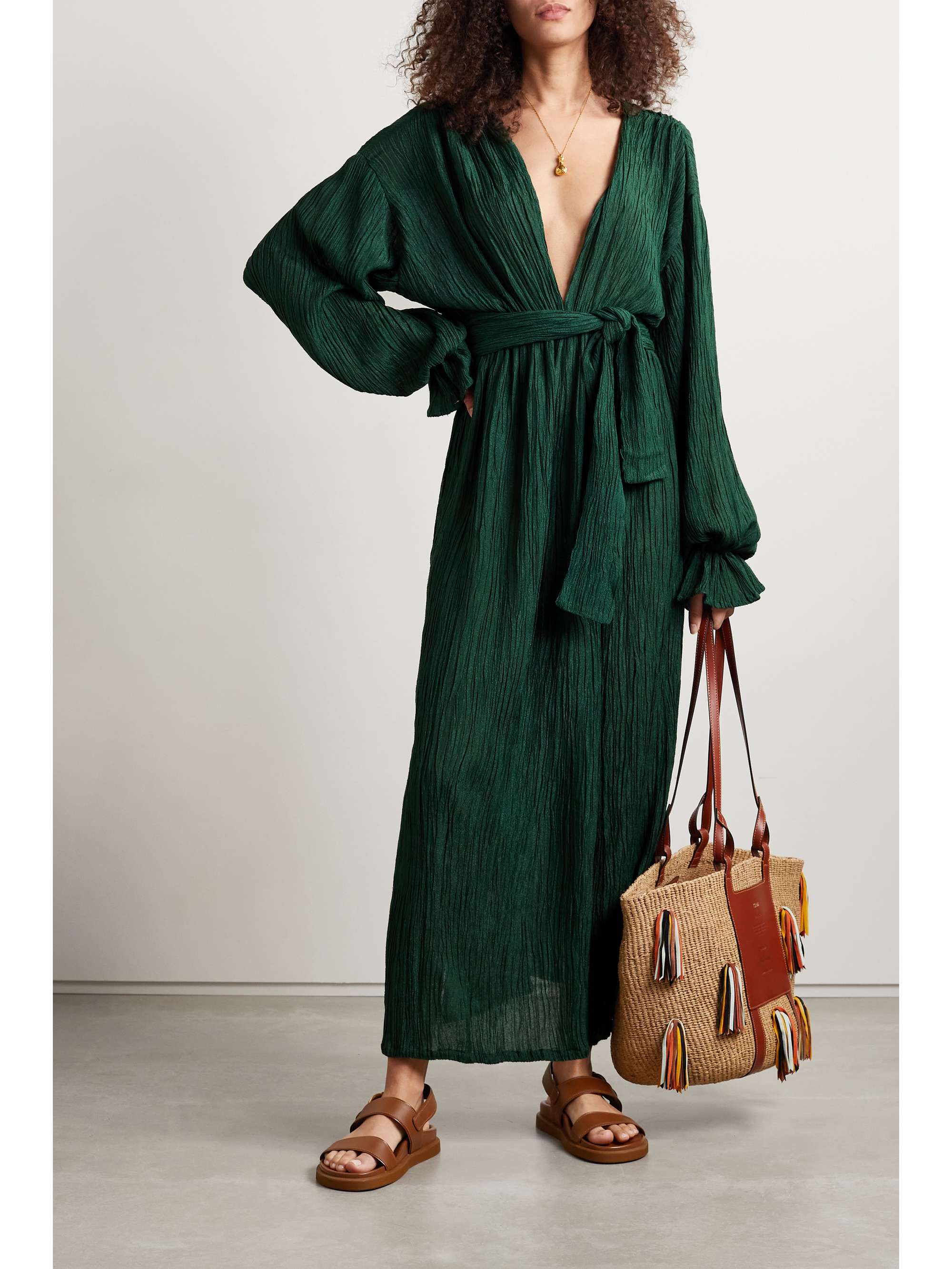 SAVANNAH MORROW + NET SUSTAIN Mahria Maxikleid aus einer Mischung aus Ahimsa-Seide und Bambus in Knitteroptik mit Bindegürtel