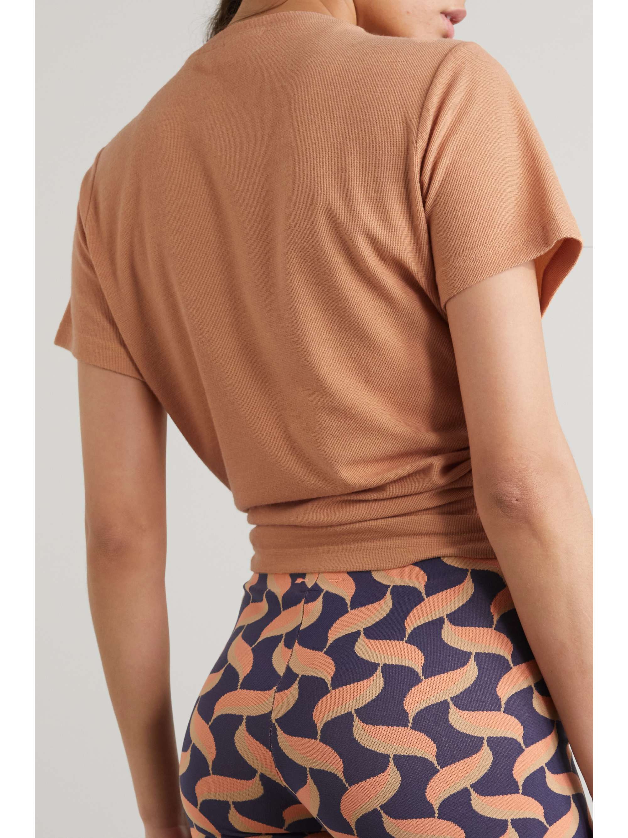 THE UPSIDE Winnie T-Shirt aus Strick mit Waffelmuster und Schnürung vorne