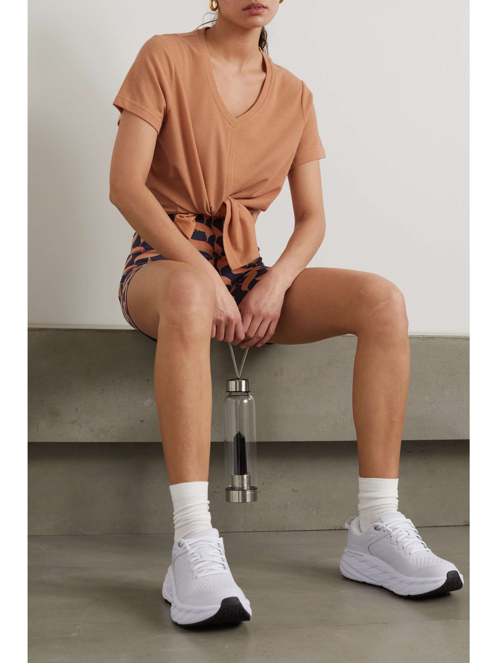 THE UPSIDE Winnie T-Shirt aus Strick mit Waffelmuster und Schnürung vorne