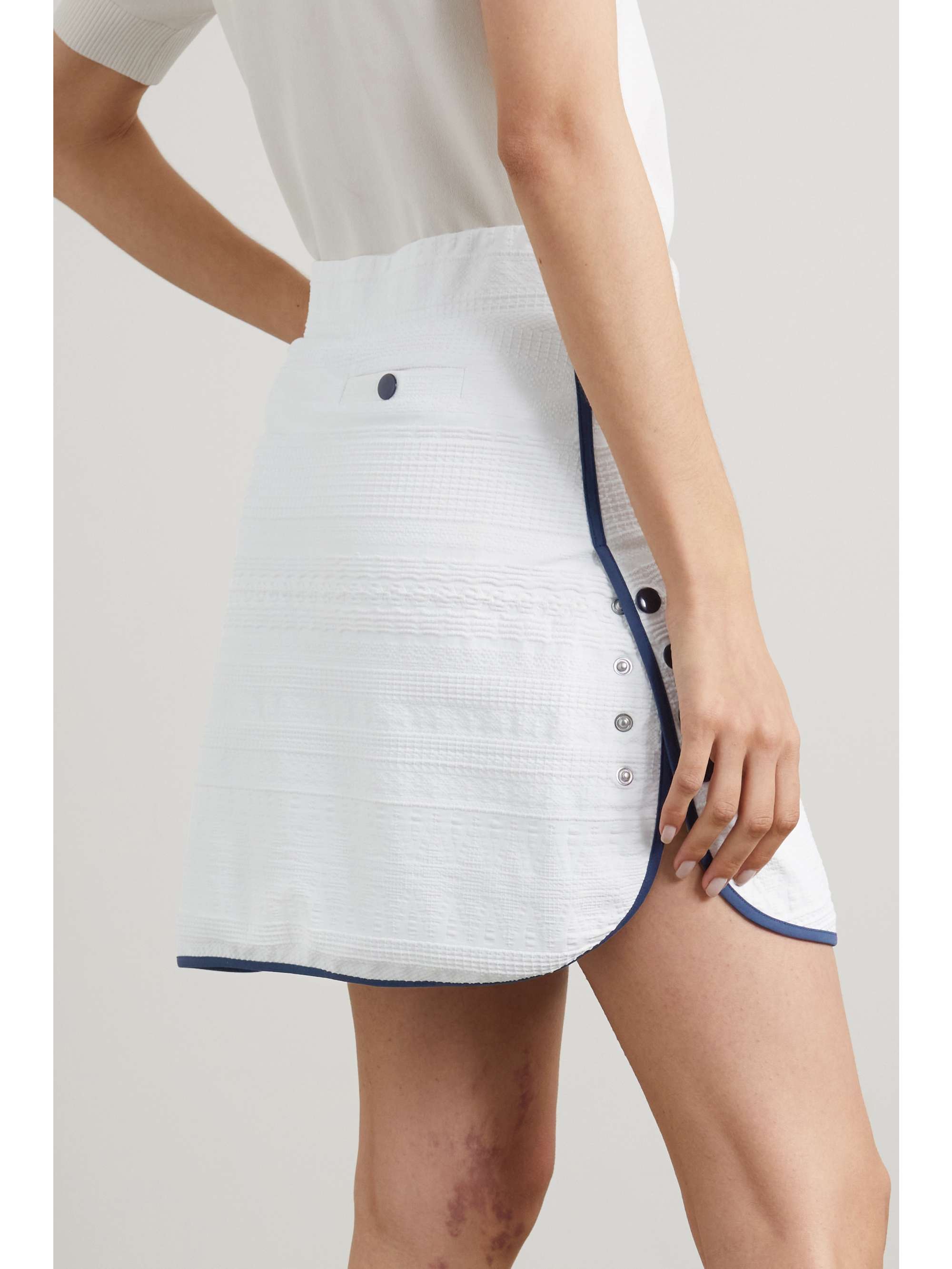 L'ETOILE SPORT Piped stretch-seersucker mini golf skirt