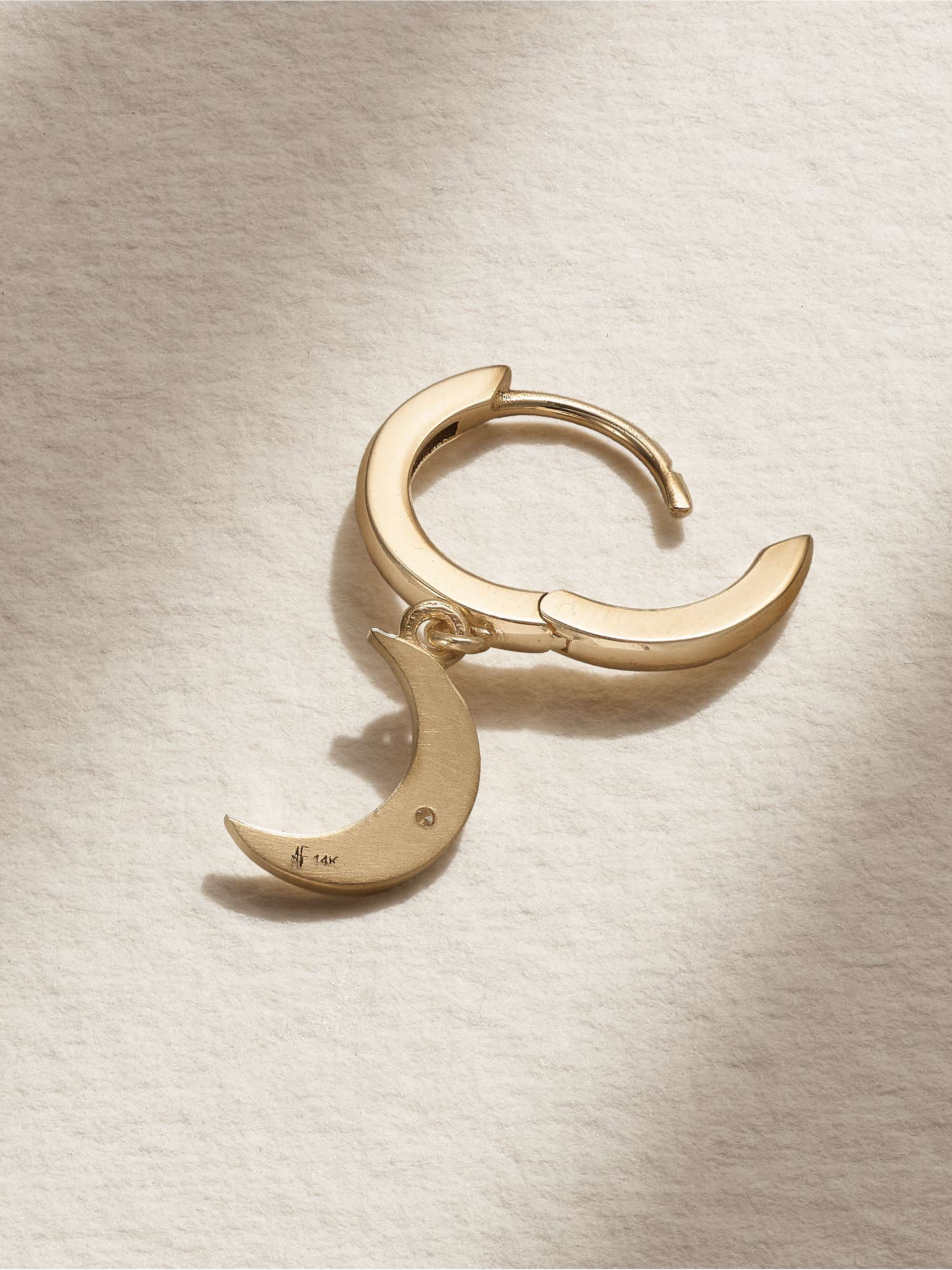 ANDREA FOHRMAN قرط دائري منفرد Mini Crescent Moon من الذهب عيار 14 قيراطاً والألماس