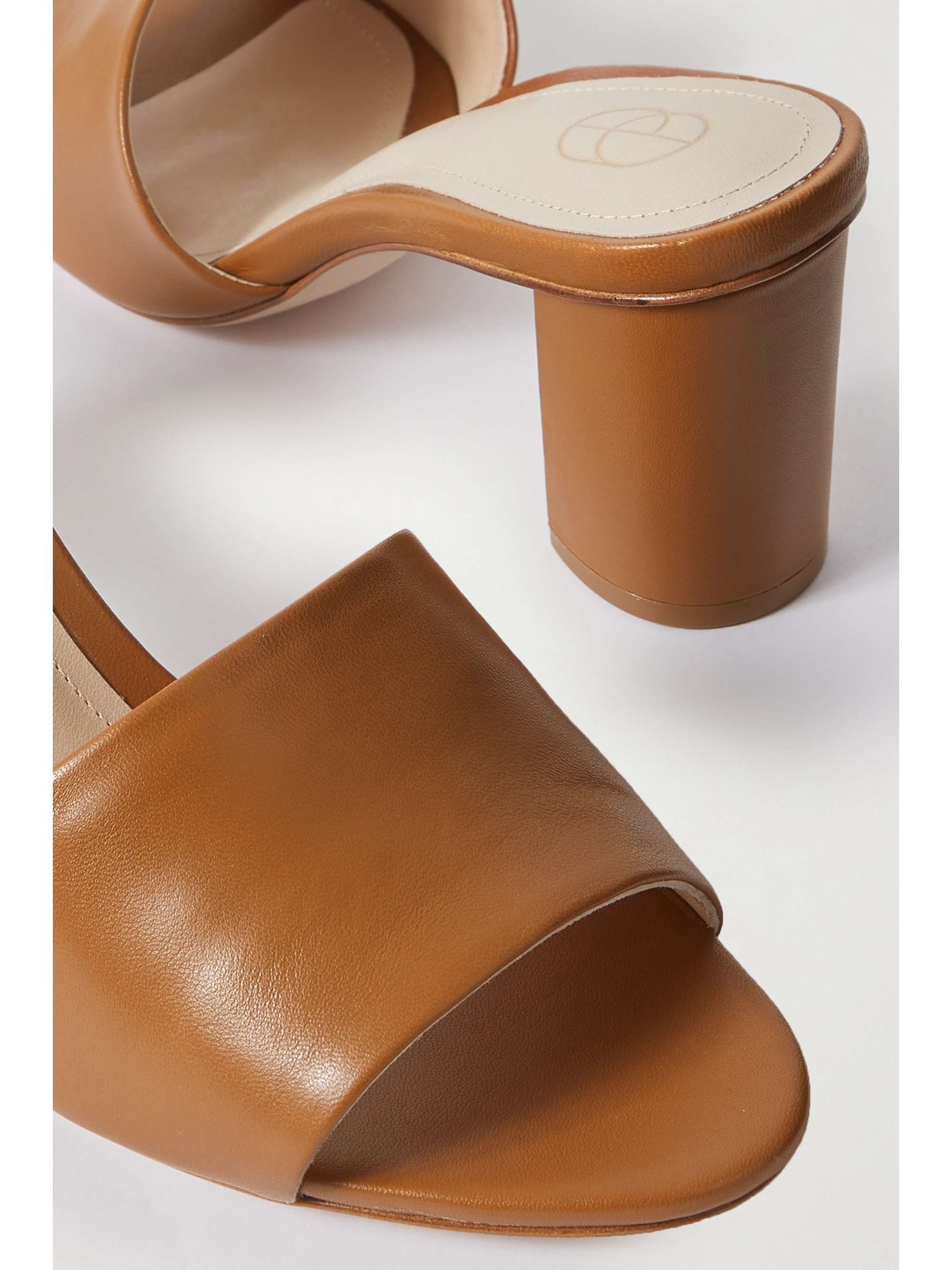 porte and paire mules