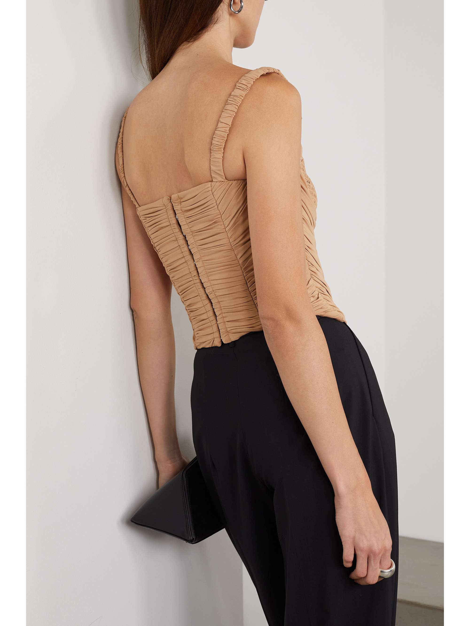 DION LEE بلوزة بوستيه Doric من الجيرسي المطّاطي بتأثير مزموم ومرن