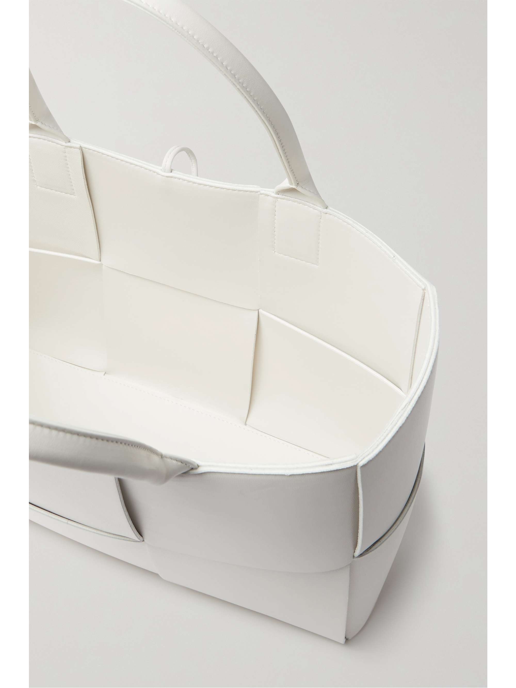 BOTTEGA VENETA Arco medium intrecciato leather tote