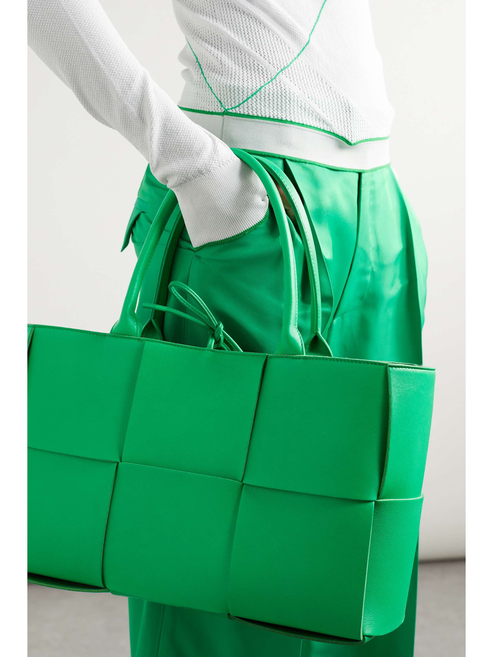 BOTTEGA VENETA Arco medium intrecciato leather tote