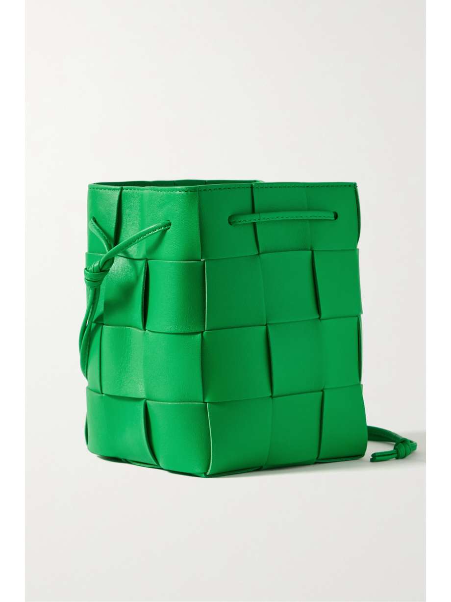 net-a-porter.com | Cassette kleine Beuteltasche aus Intrecciato-Leder