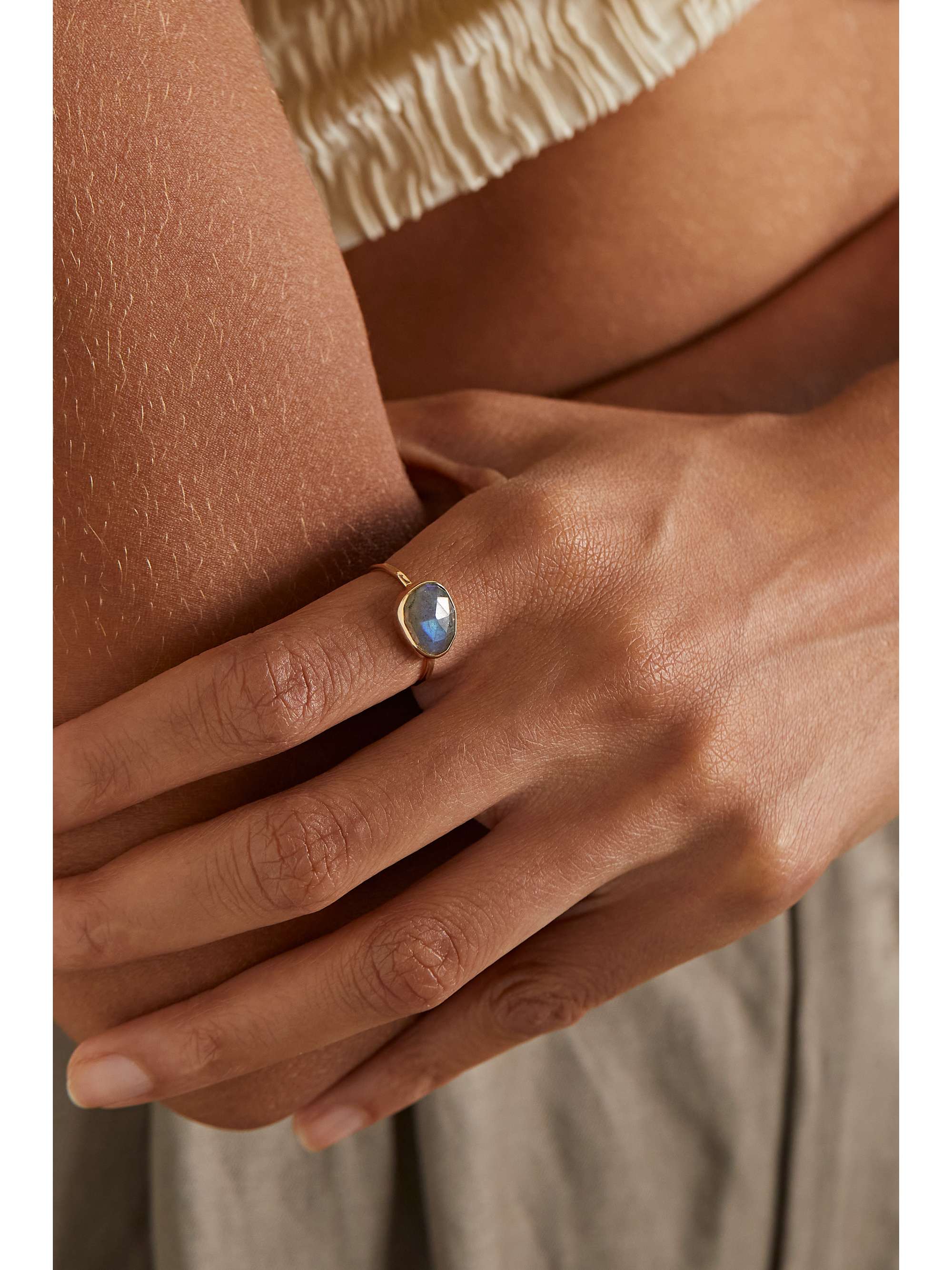MELISSA JOY MANNING 14 Karat Ring aus recyeltem Gold mit Labradorit