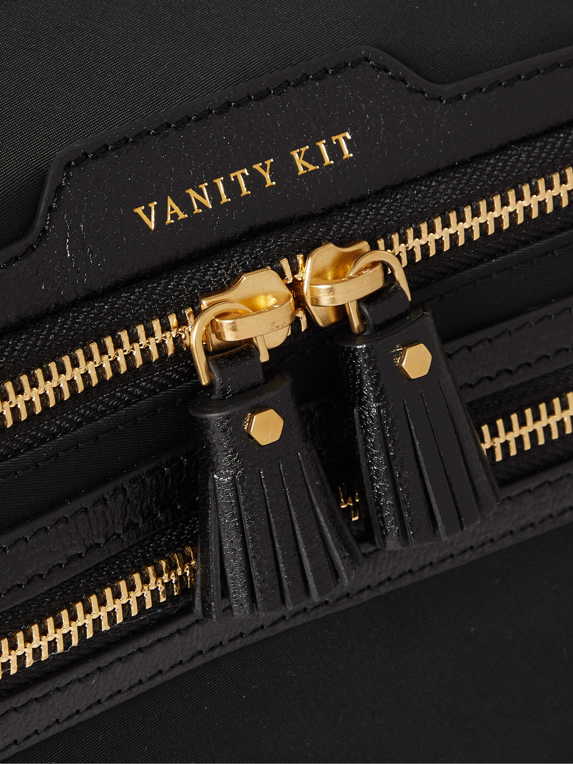 ANYA HINDMARCH Vanity Kit Kosmetikkoffer aus ECONYL® mit Besätzen aus strukturiertem Leder