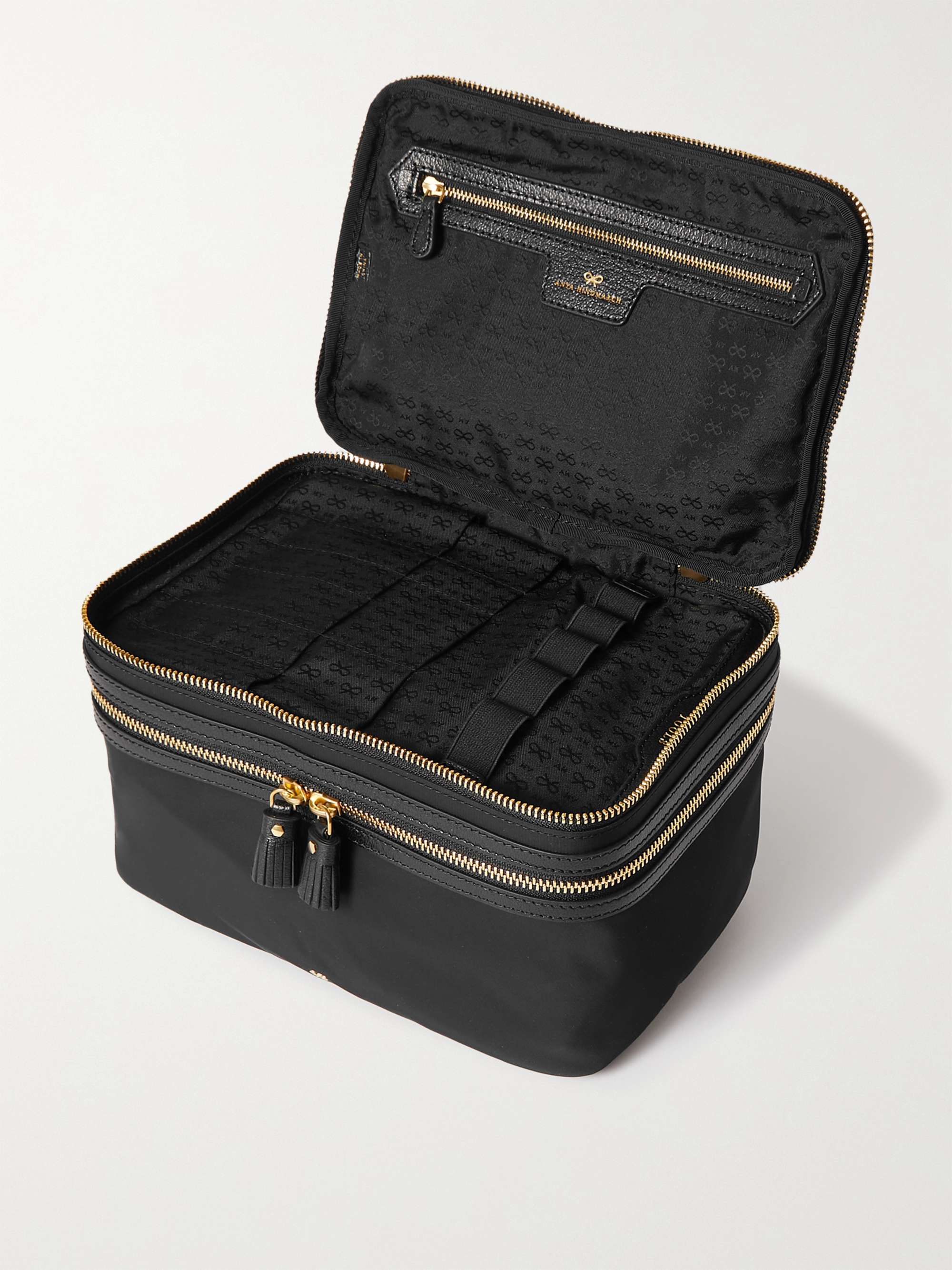 ANYA HINDMARCH Vanity Kit Kosmetikkoffer aus ECONYL® mit Besätzen aus strukturiertem Leder