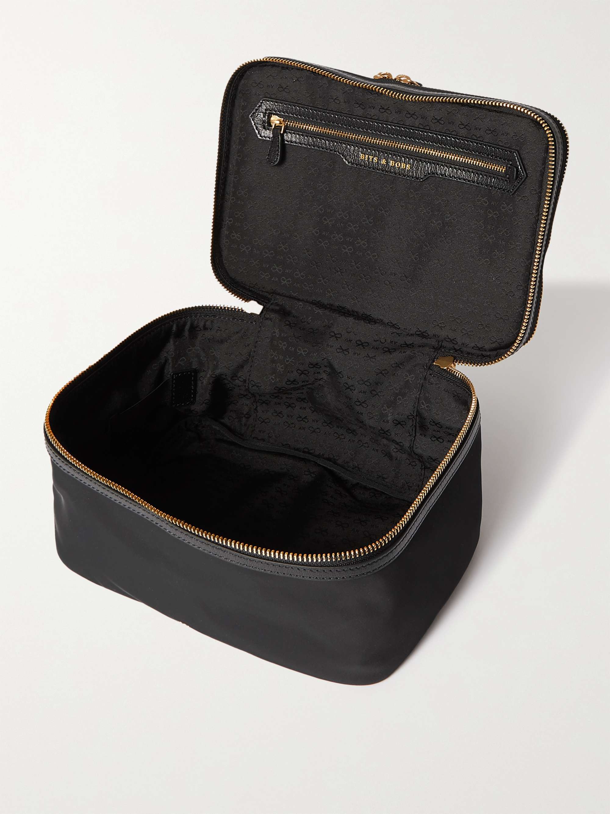 ANYA HINDMARCH Vanity Kit Kosmetikkoffer aus ECONYL® mit Besätzen aus strukturiertem Leder