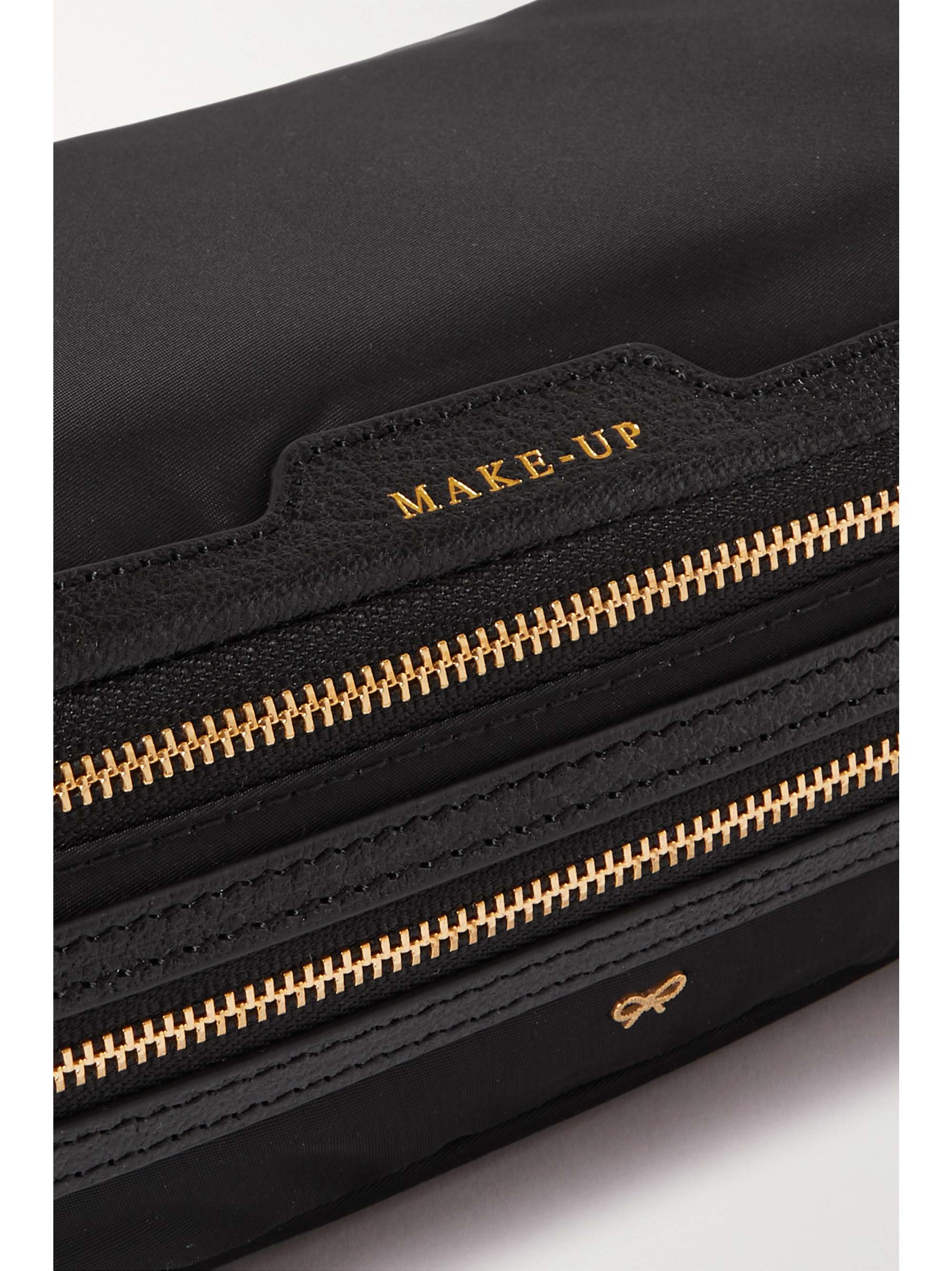 ANYA HINDMARCH Make Up Kosmetiktasche aus ECONYL® mit Besätzen aus strukturiertem Leder