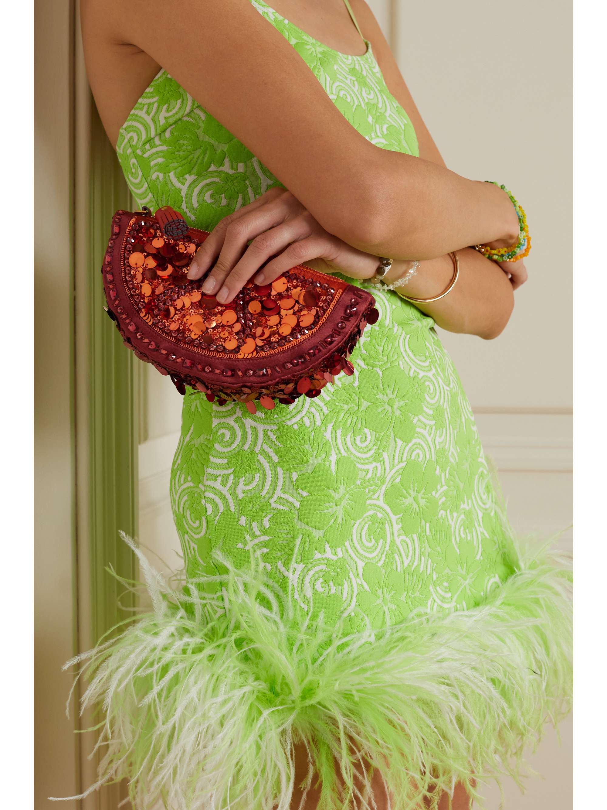 ANYA HINDMARCH Clutch aus recyceltem Satin und Leder mit Pailletten