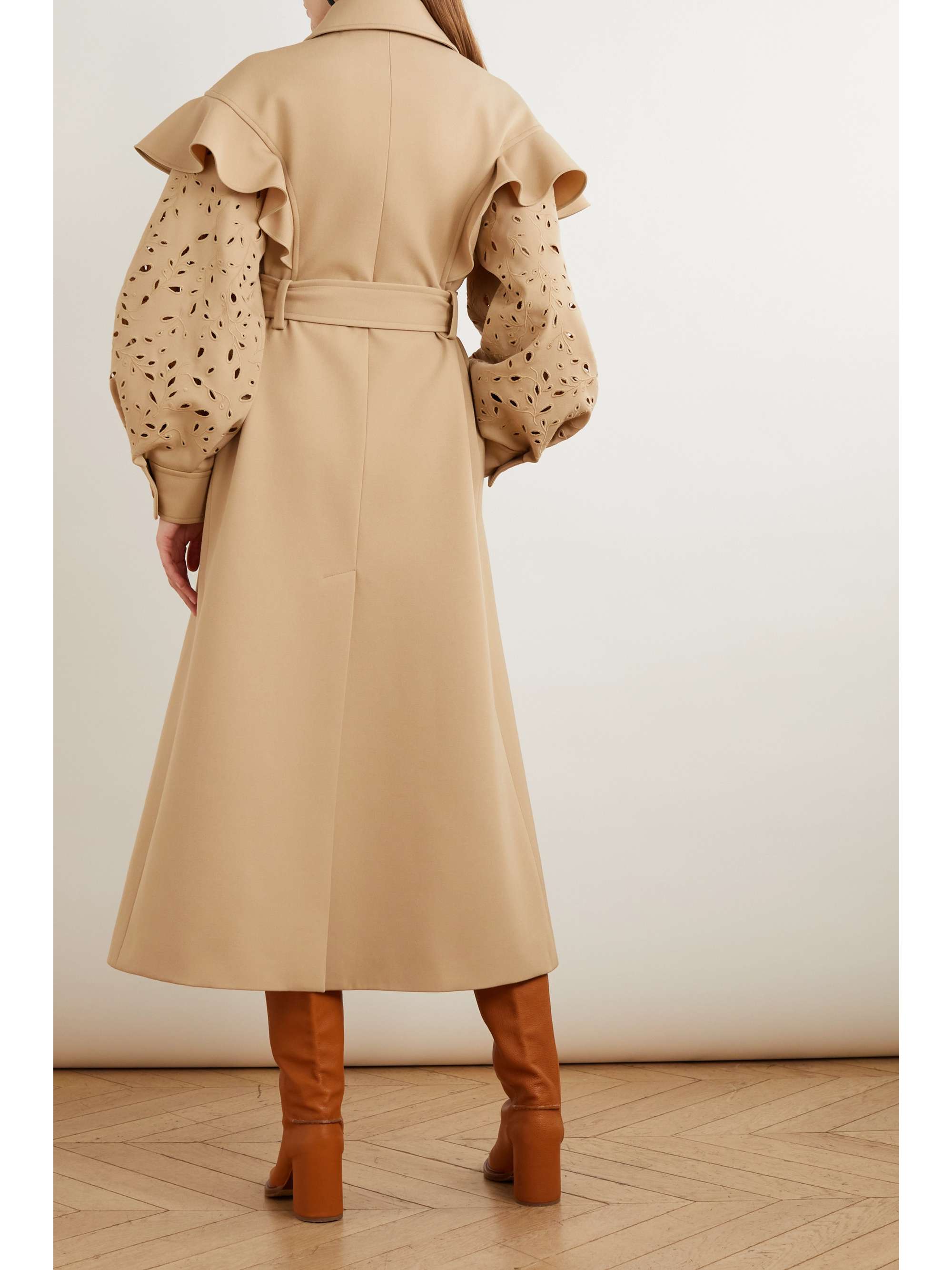 CHLOÉ Trenchcoat aus Wolle mit Lochstickereien, Volants und Gürtel