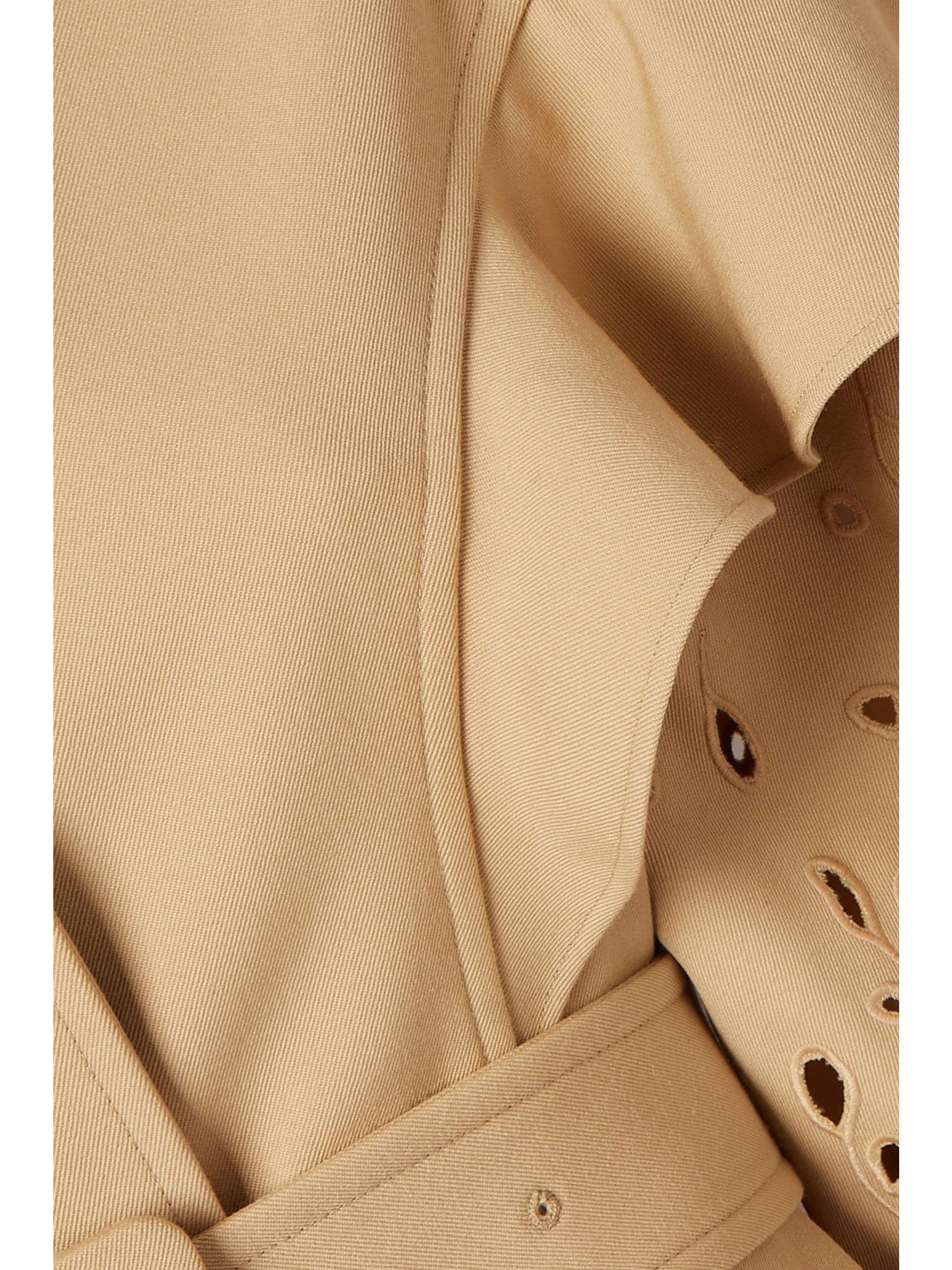CHLOÉ Trenchcoat aus Wolle mit Lochstickereien, Volants und Gürtel