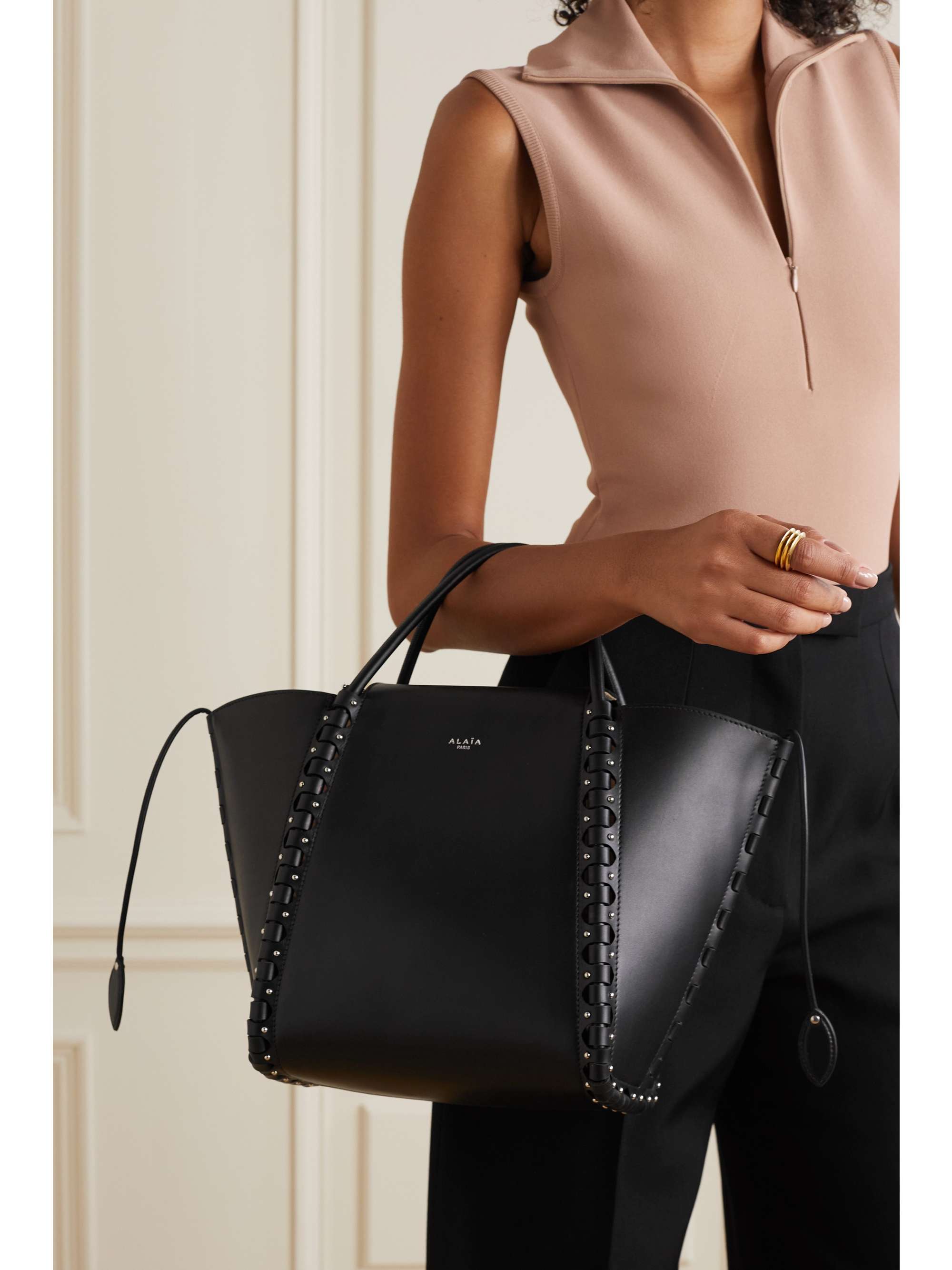 Damen Taschen Strand und Strohtaschen Alaïa Leder Tote Le Hinge Mini aus Leder mit Nieten in Schwarz