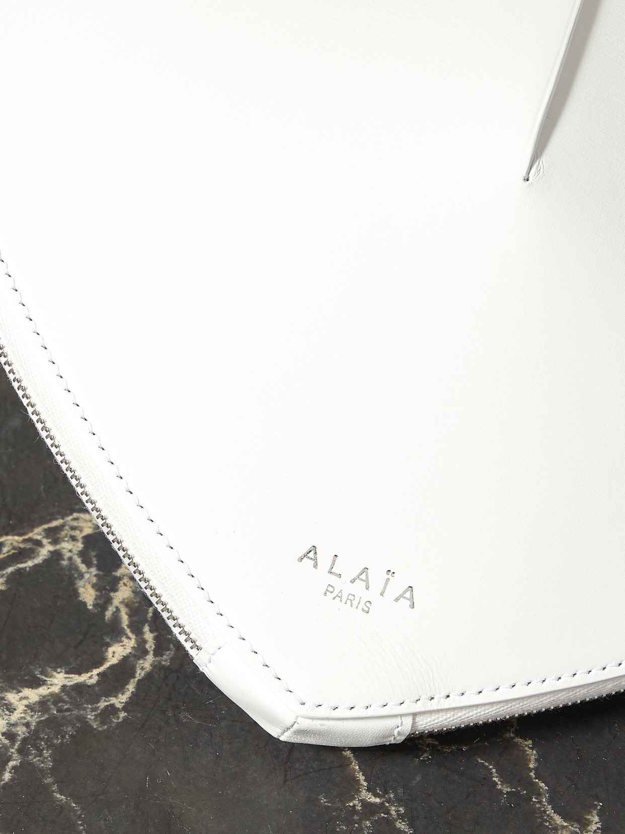 Alaïa Le Coeur Leather Shoulder Bag In White