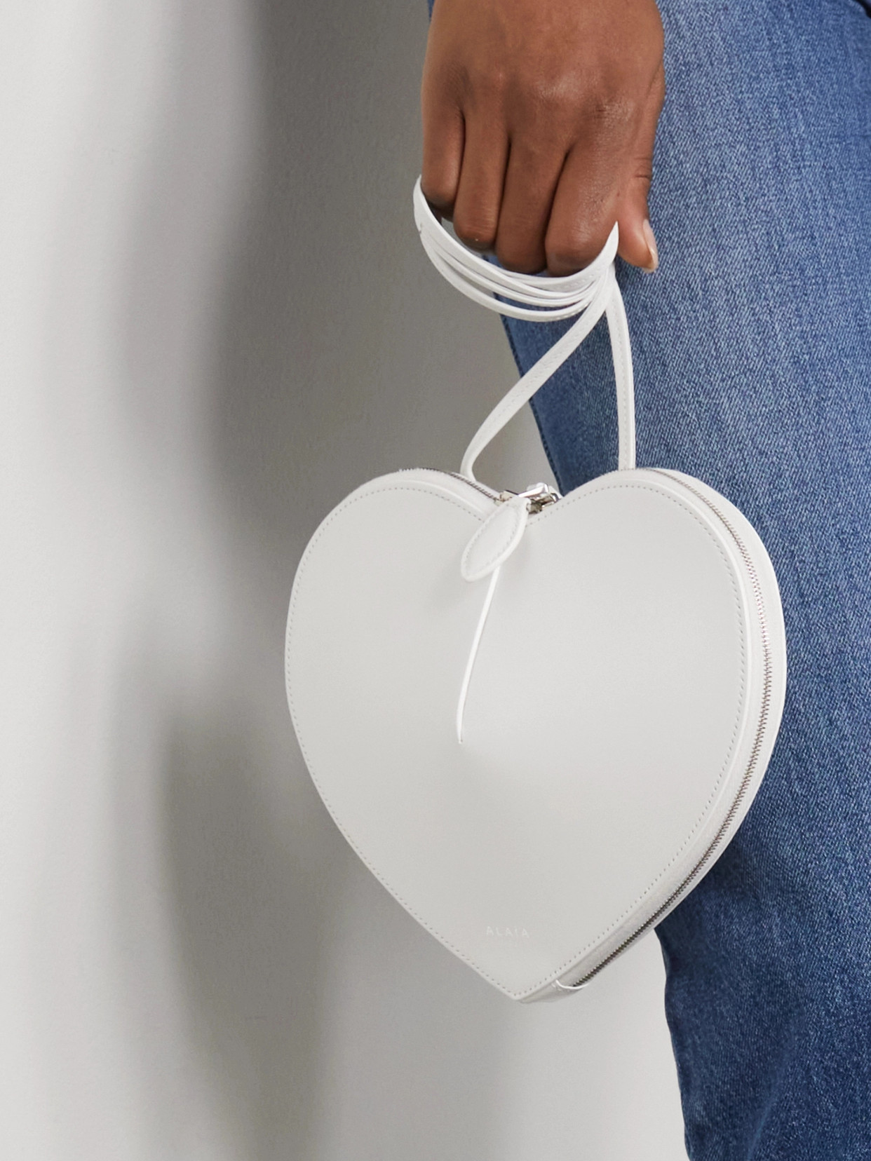 Alaïa Le Coeur Leather Shoulder Bag In White