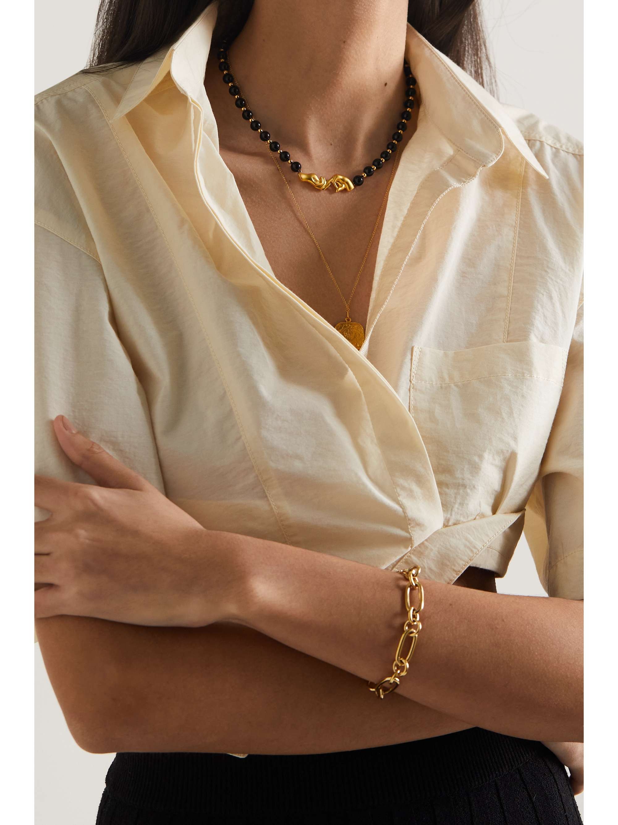 ANISSA KERMICHE Collier en plaqué or et onyx Les Mains