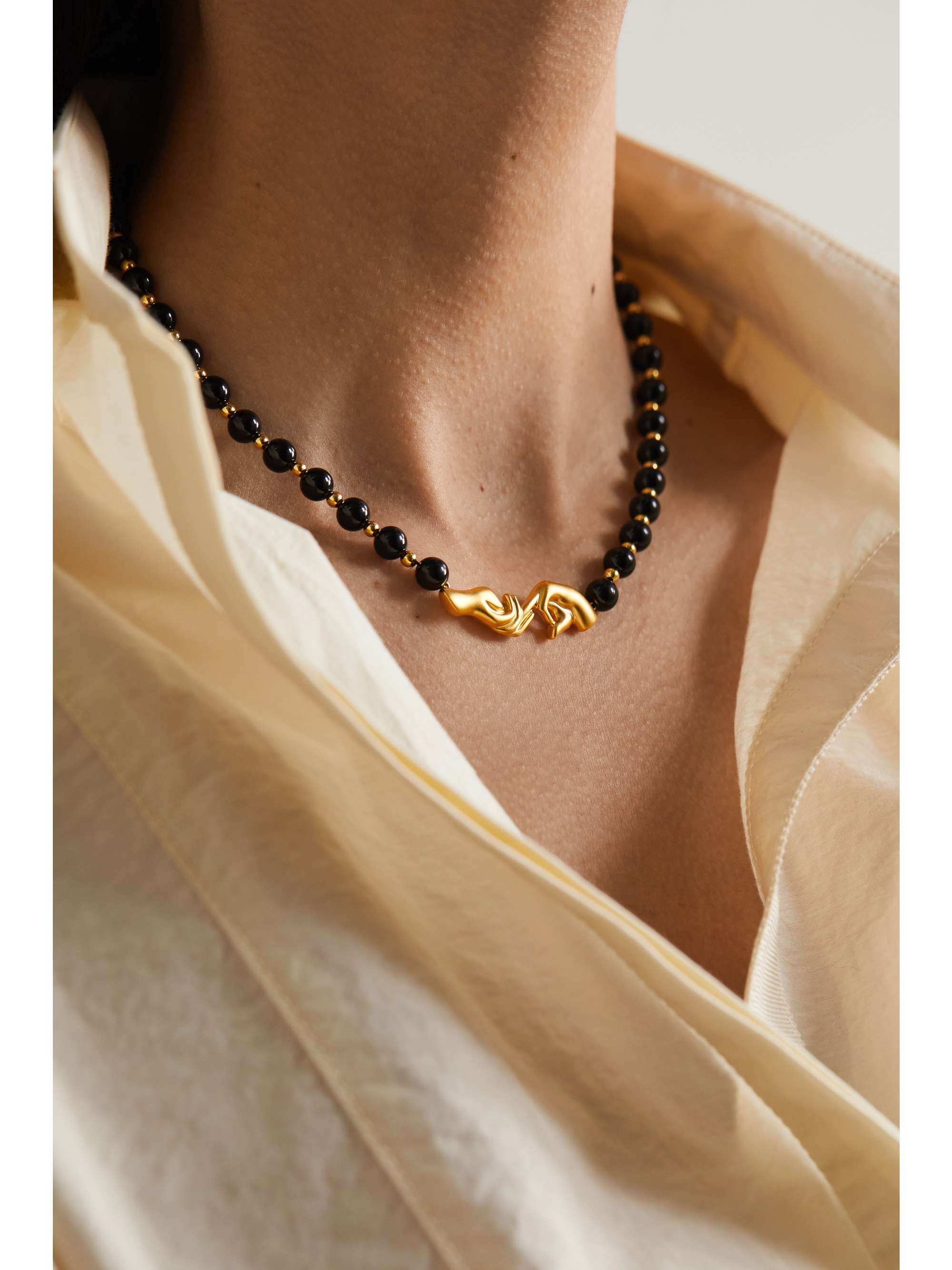 ANISSA KERMICHE Collier en plaqué or et onyx Les Mains