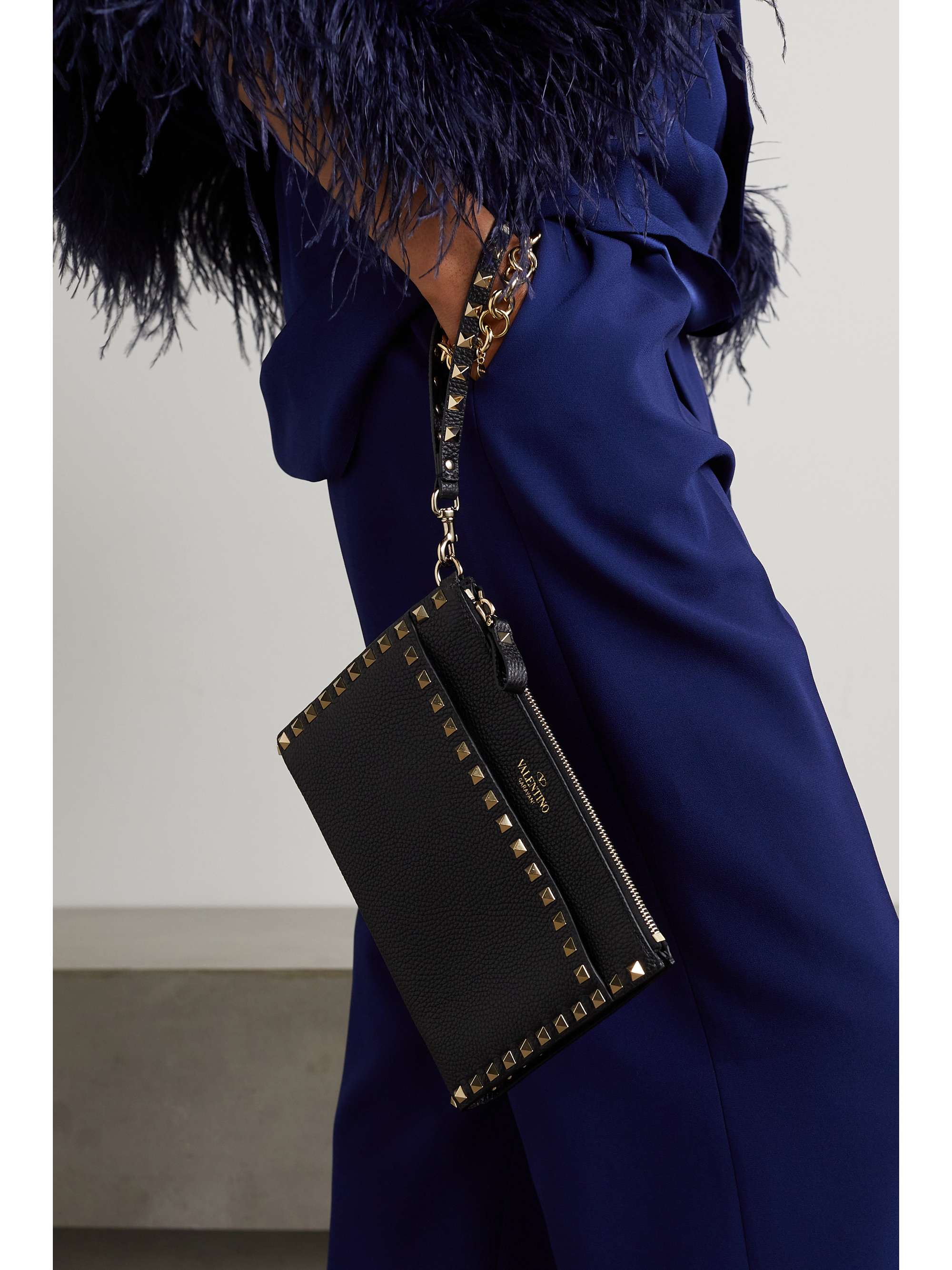 VALENTINO GARAVANI Valentino Garavani Rockstud textured-leather pouch