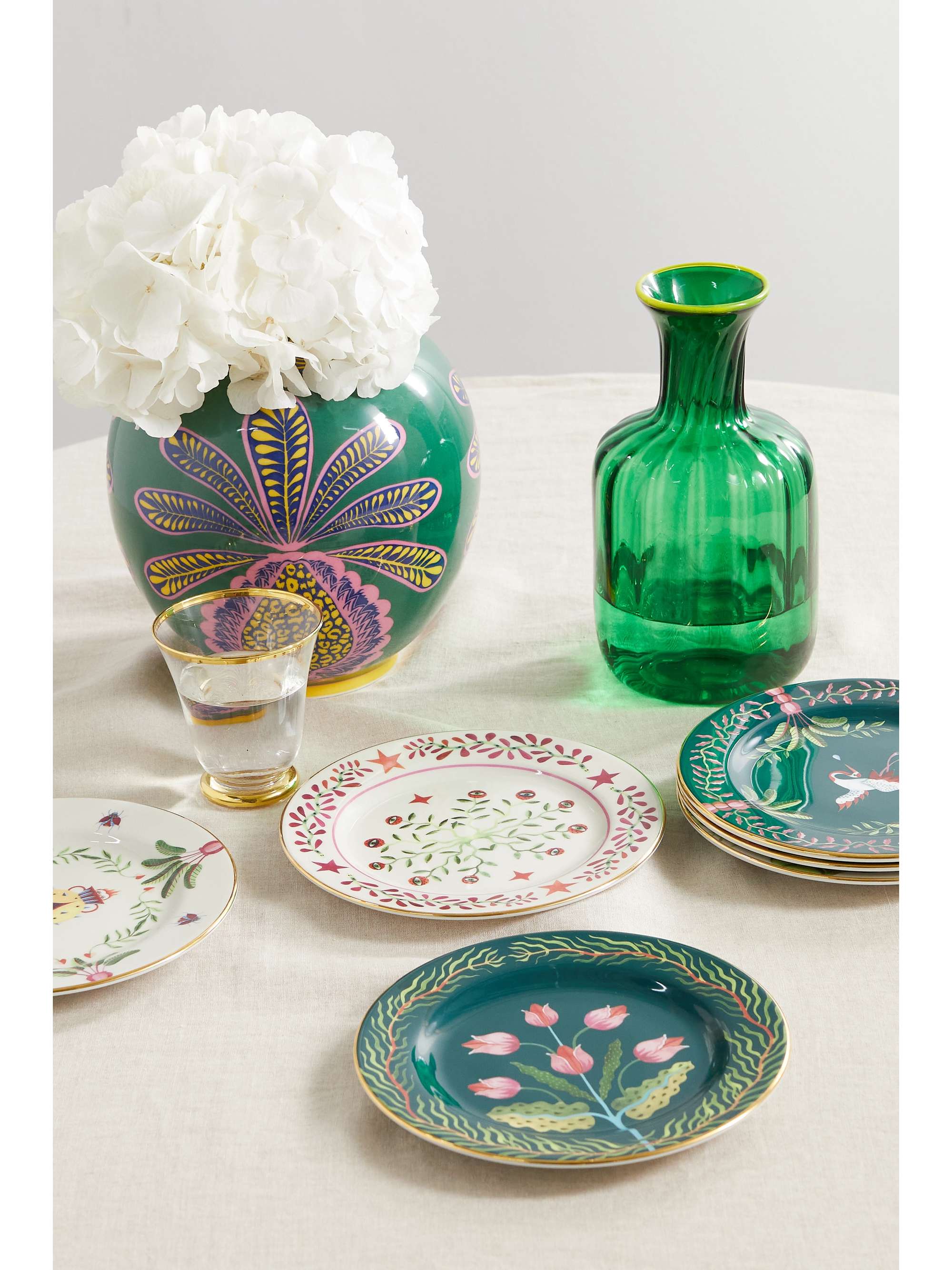 Set of six gold-plated porcelain dessert plates