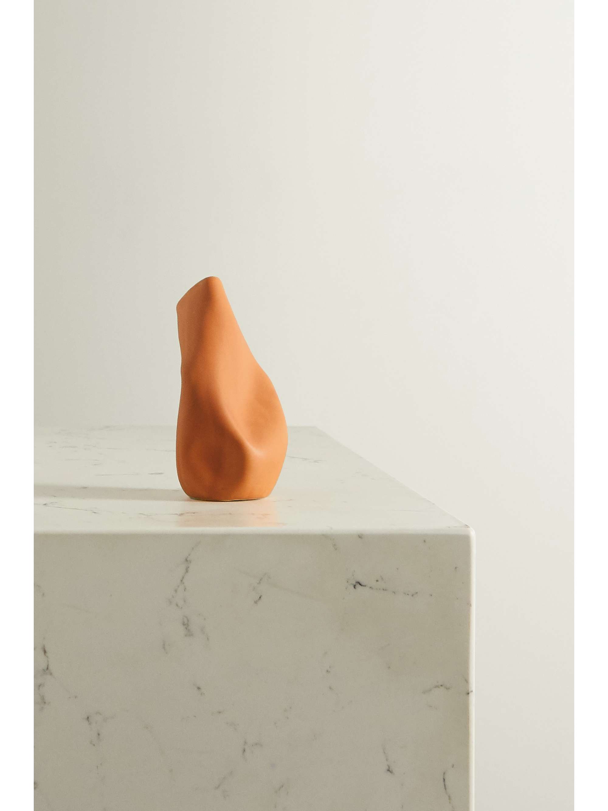 COMPLETEDWORKS + Ekaterina Bazhenova Yamasaki Yesterday is History ceramic vase