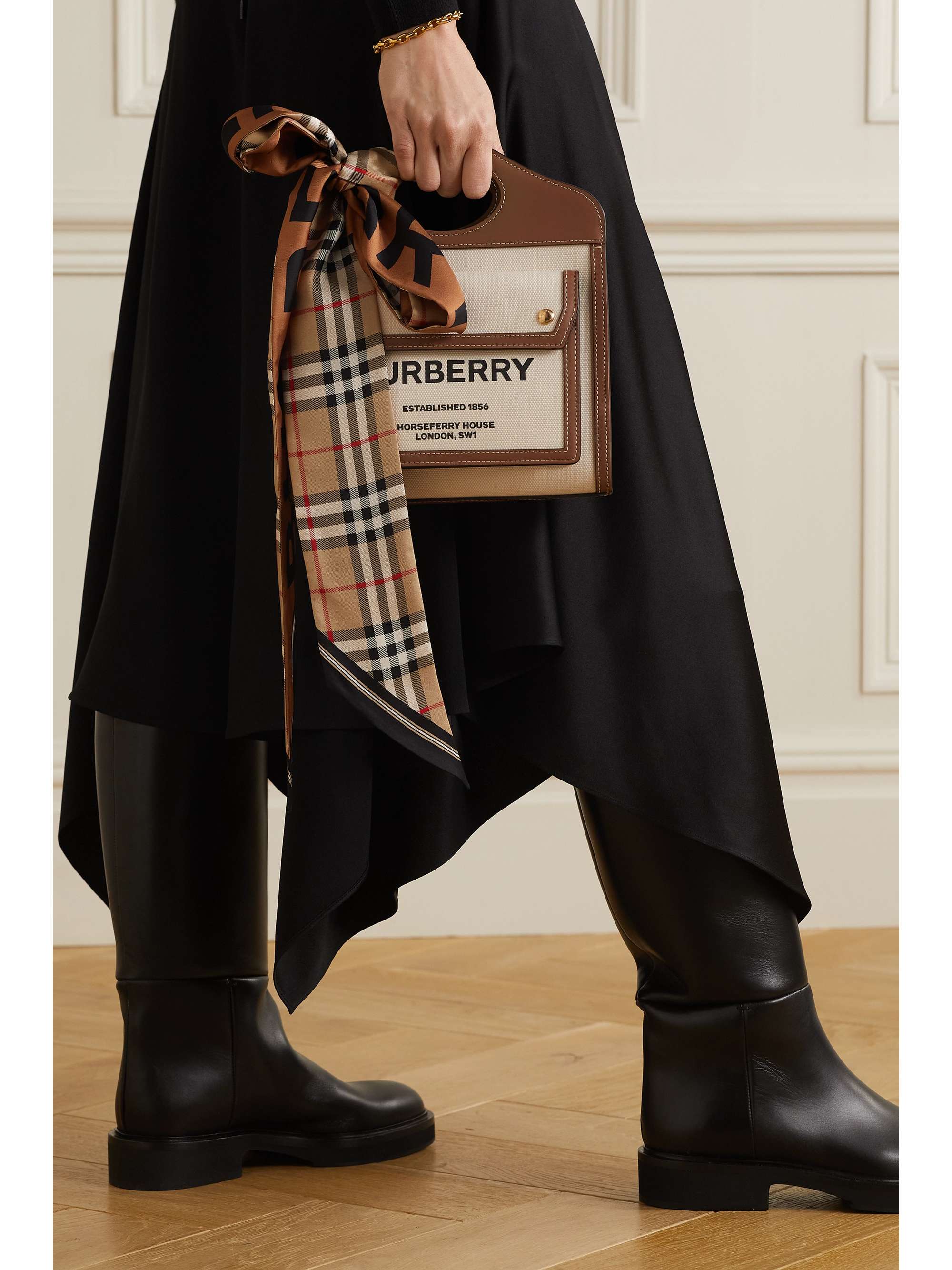 BURBERRY Foulard en serge de soie de mûre imprimée