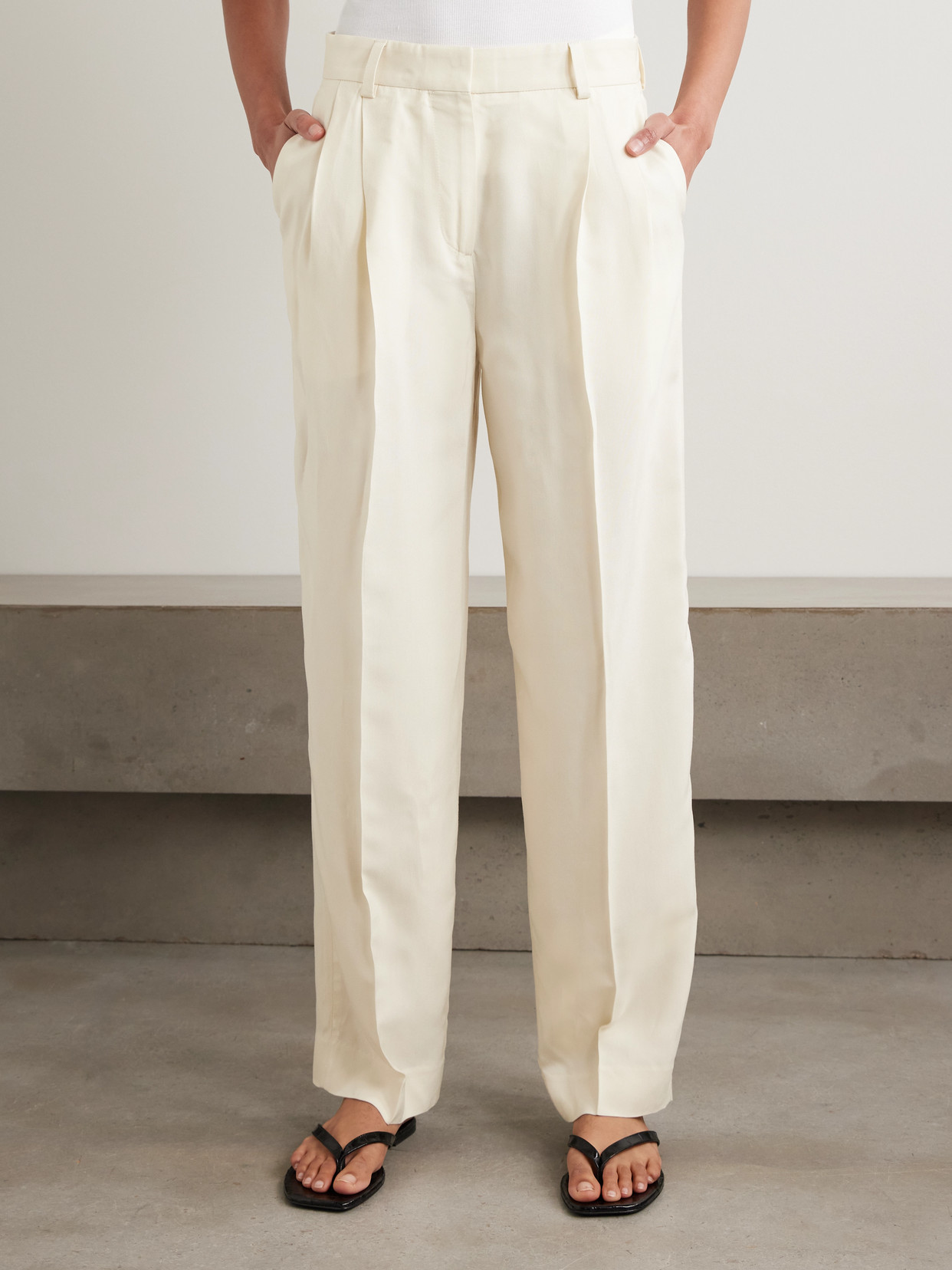 Totême Pleated Woven Tapered Pants