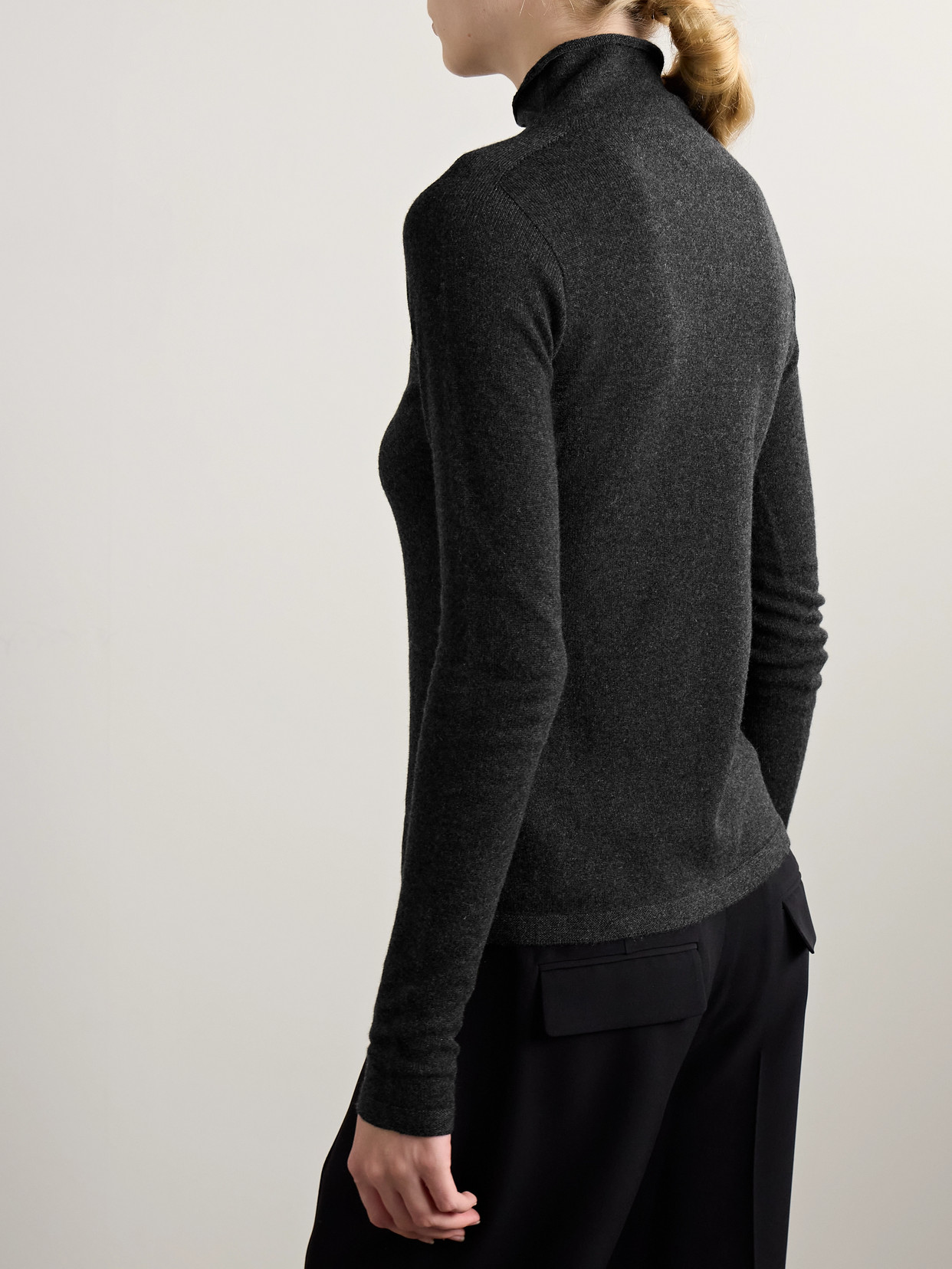 The Row Ilmo Cashmere Turtleneck Sweater In Gray