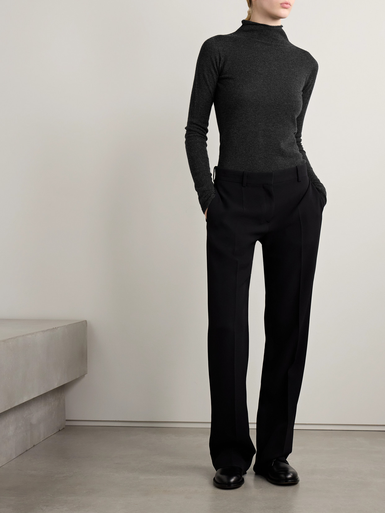The Row Ilmo Cashmere Turtleneck Sweater In Gray