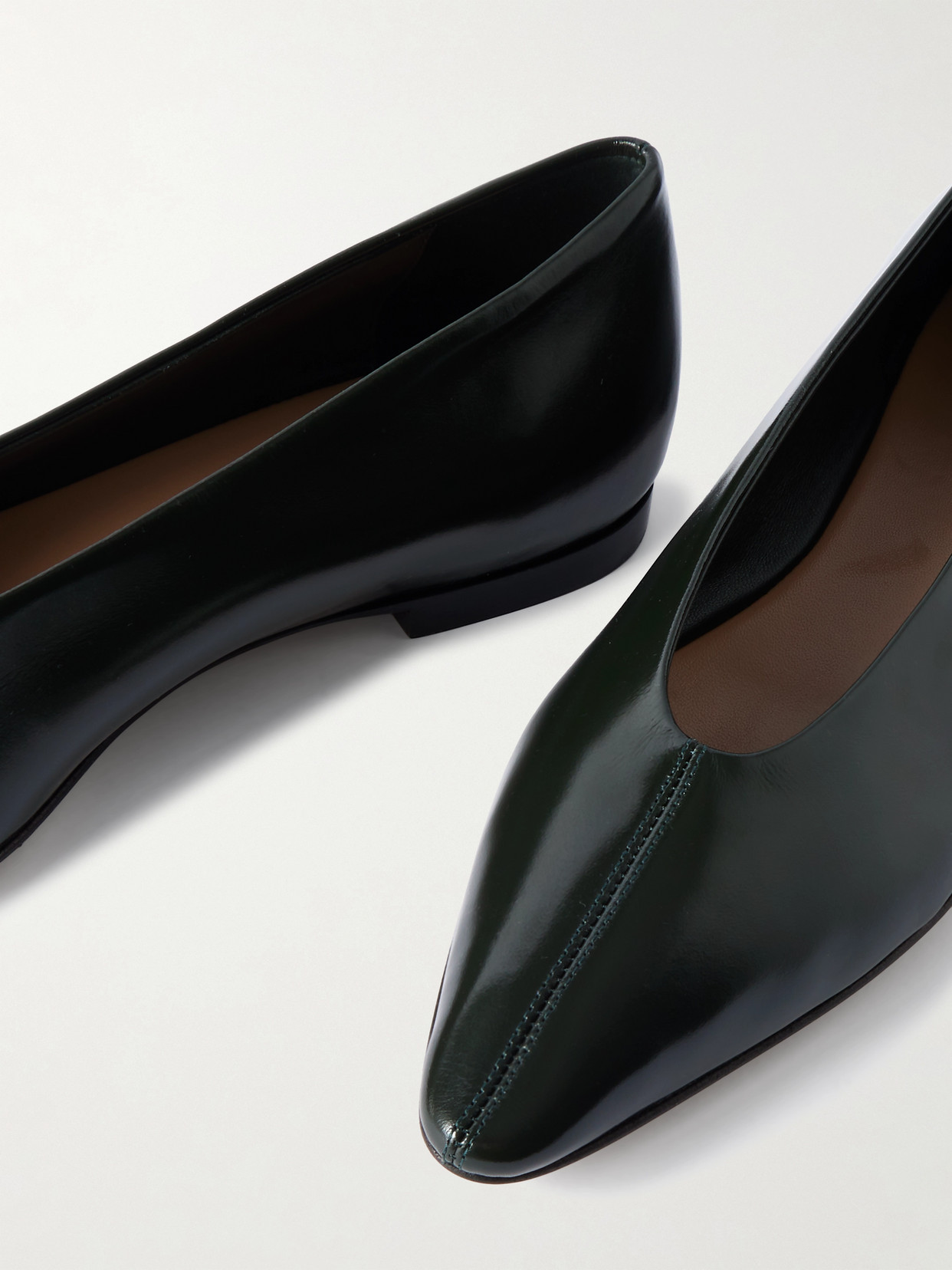 Bottega Veneta Sofia Glossed-leather Point-toe Ballet Flats In Black