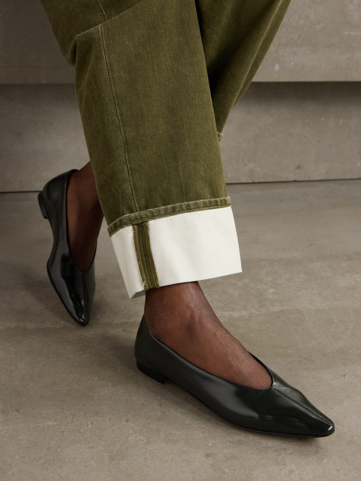 Bottega Veneta Sofia Glossed-leather Point-toe Ballet Flats In Black